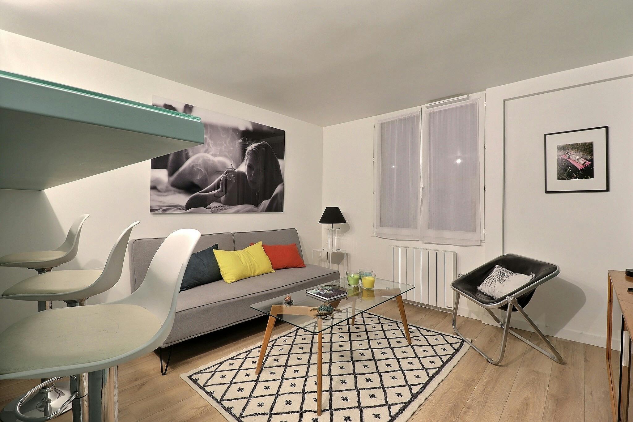 Apartment for rent for €1,980 per month in Paris, Rue Cadet