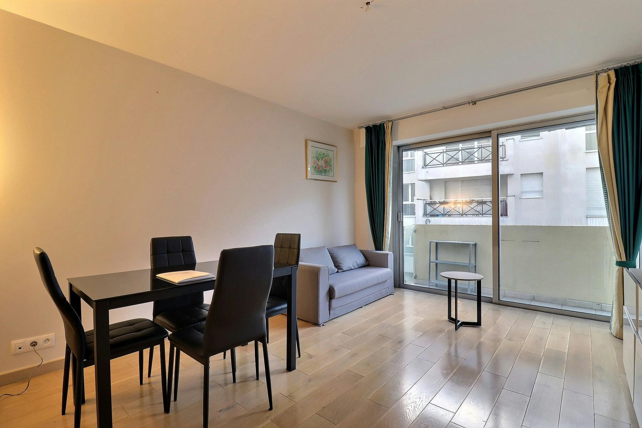 Apartment for rent for €2,012 per month in Paris, Passage Foubert