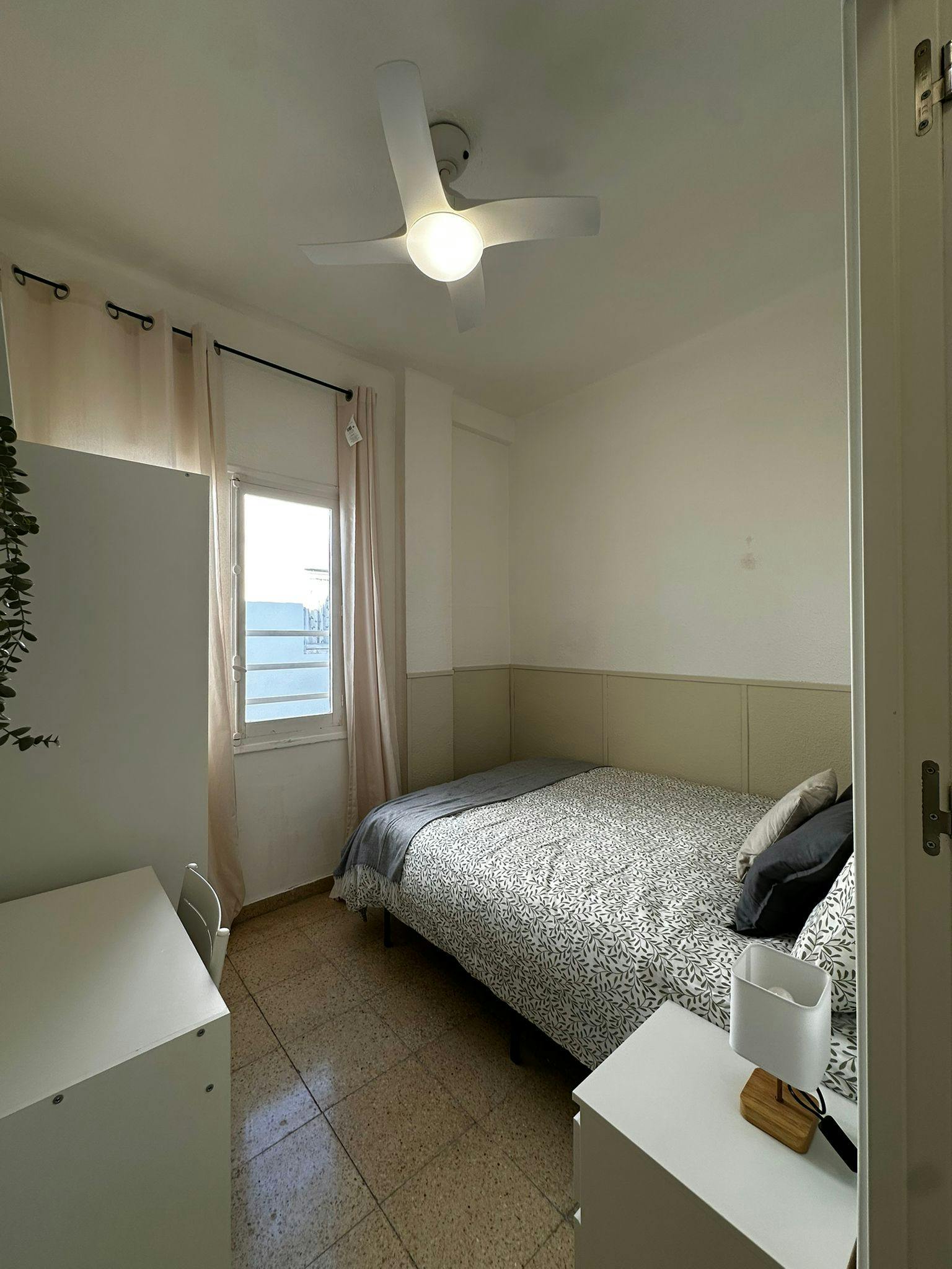 Private room for rent for €295 per month in Alicante, Carrer del General Aldave