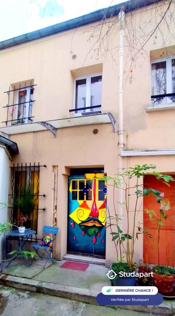 Apartment for rent for €850 per month in Paris, Rue Myrha