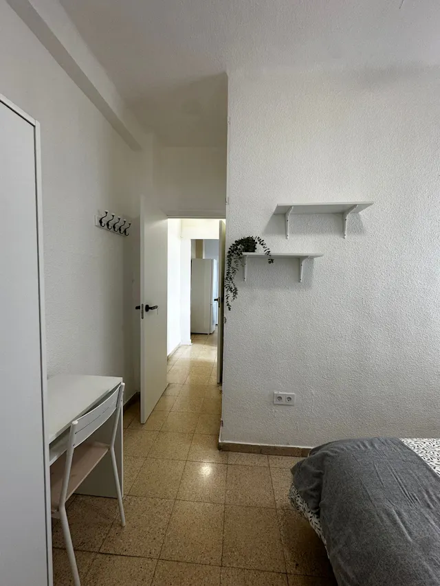 Private room in Carrer del General Aldave, Alicante (1678655) room image 2