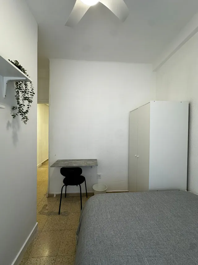 Private room in Carrer del General Aldave, Alicante (1678656) room image 2