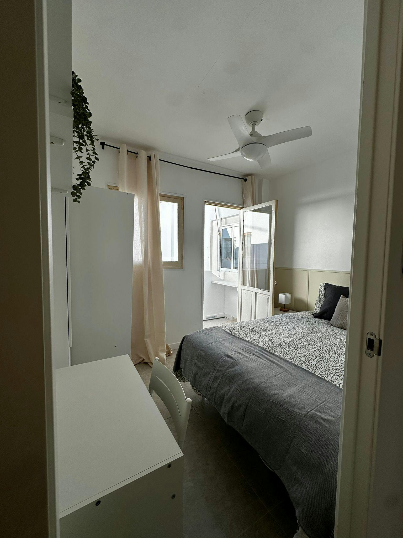 Private room for rent for €325 per month in Alicante, Carrer del General Aldave