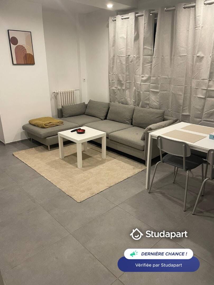 Apartment for rent for €1,800 per month in Charenton-le-Pont, Rue Arthur Croquette