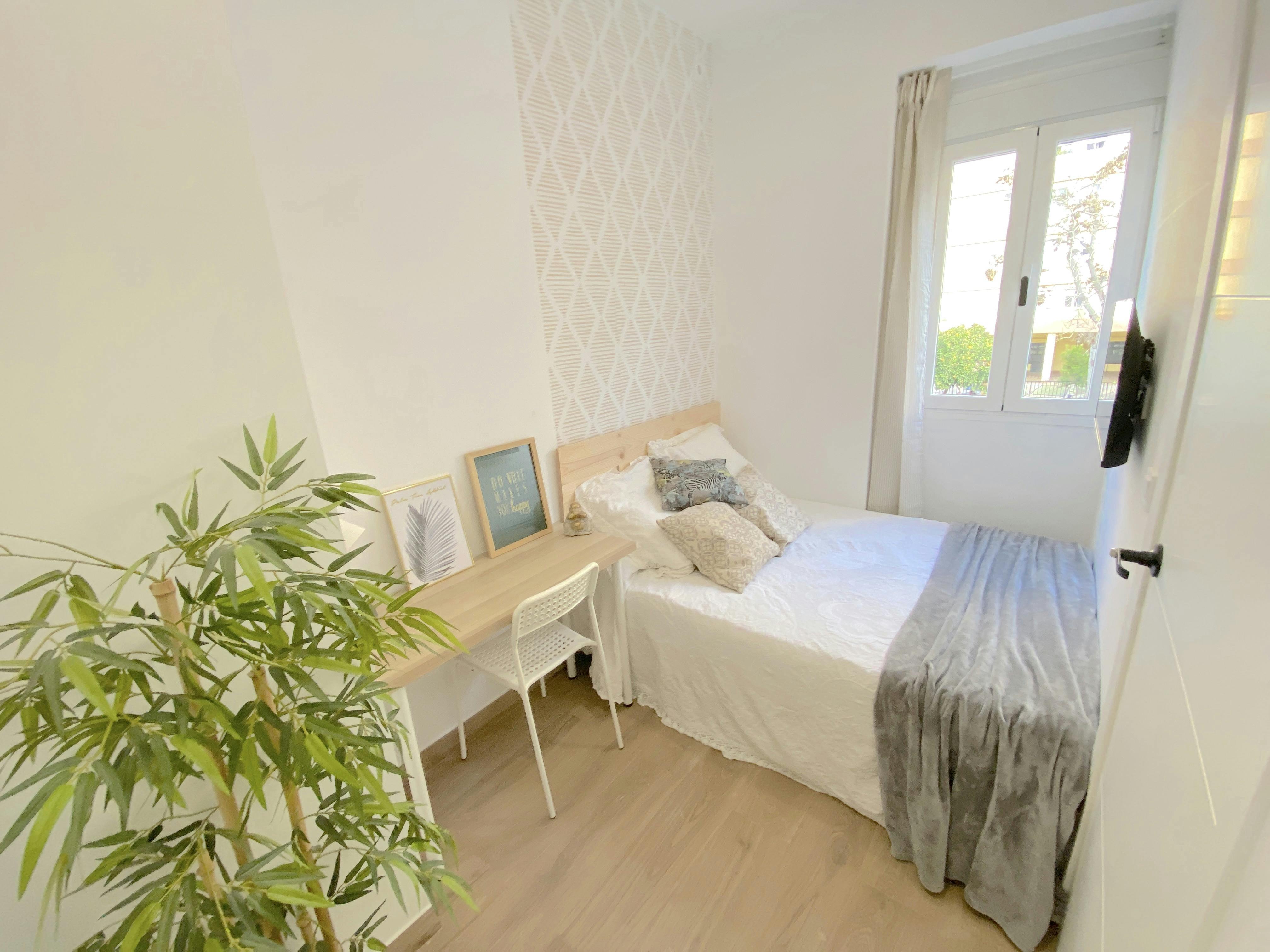 Private room for rent for €390 per month in Sevilla, Avenida de Ramón y Cajal