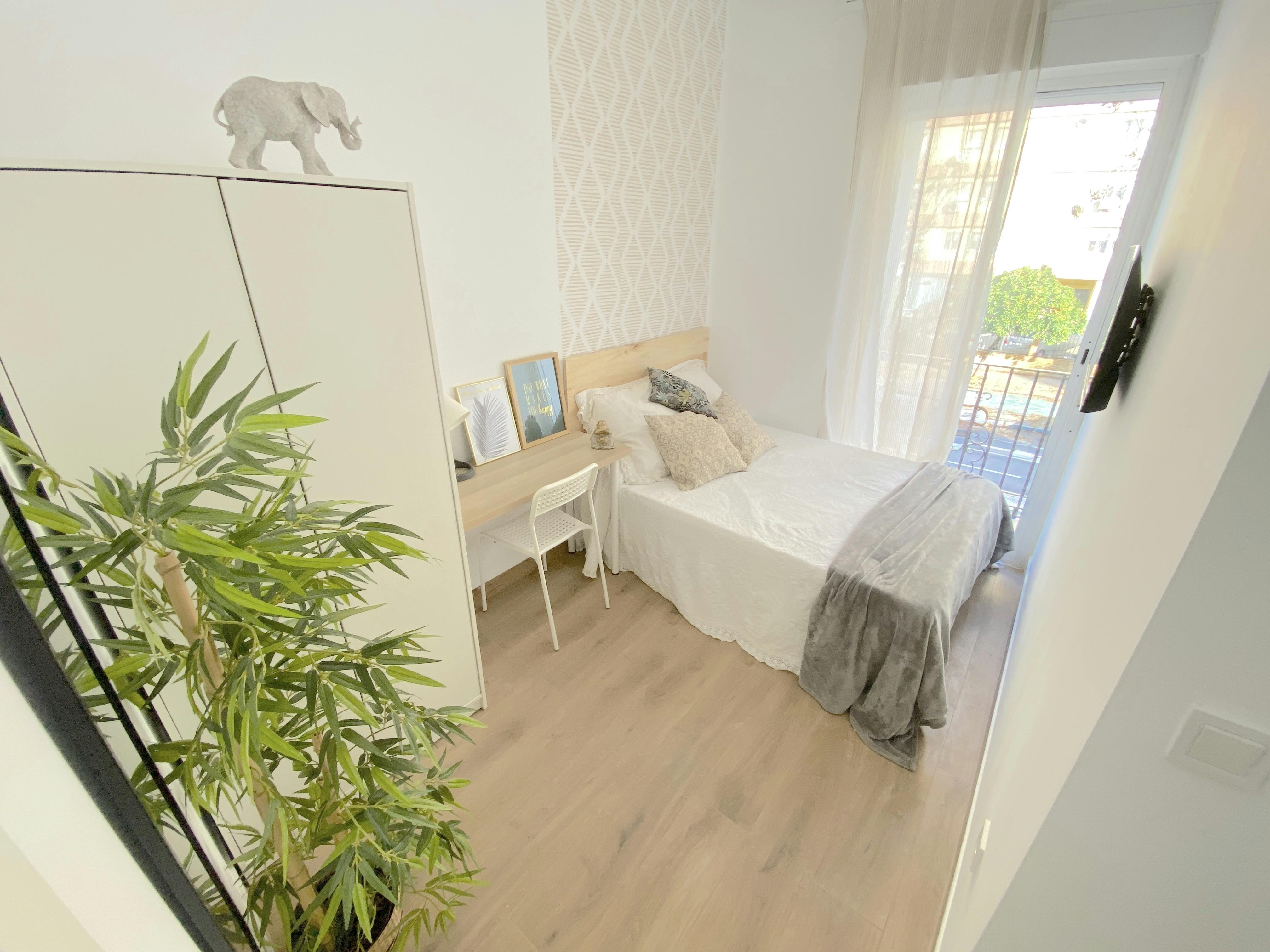 Private room for rent for €390 per month in Sevilla, Avenida de Ramón y Cajal