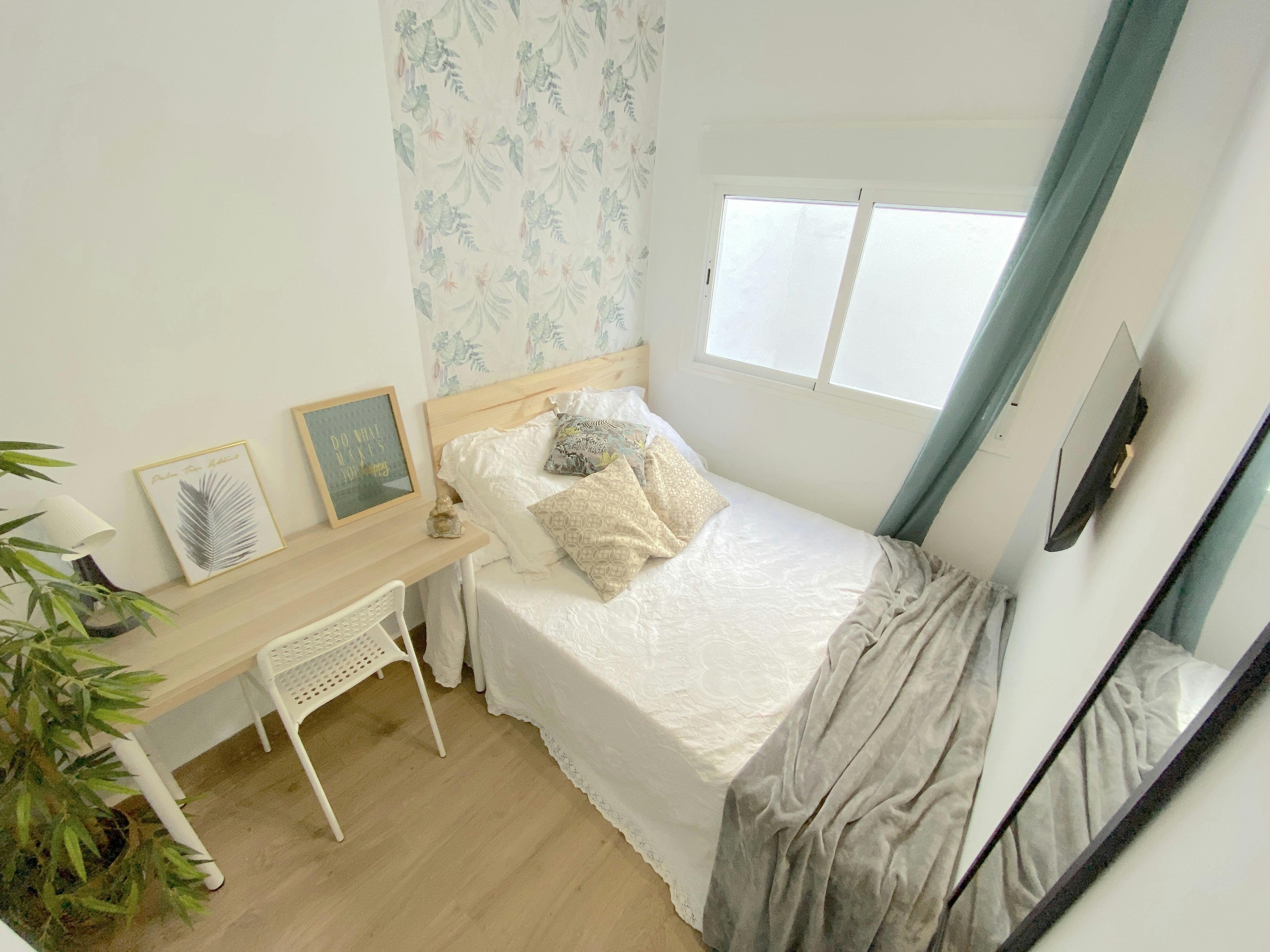 Private room for rent for €390 per month in Sevilla, Avenida de Ramón y Cajal