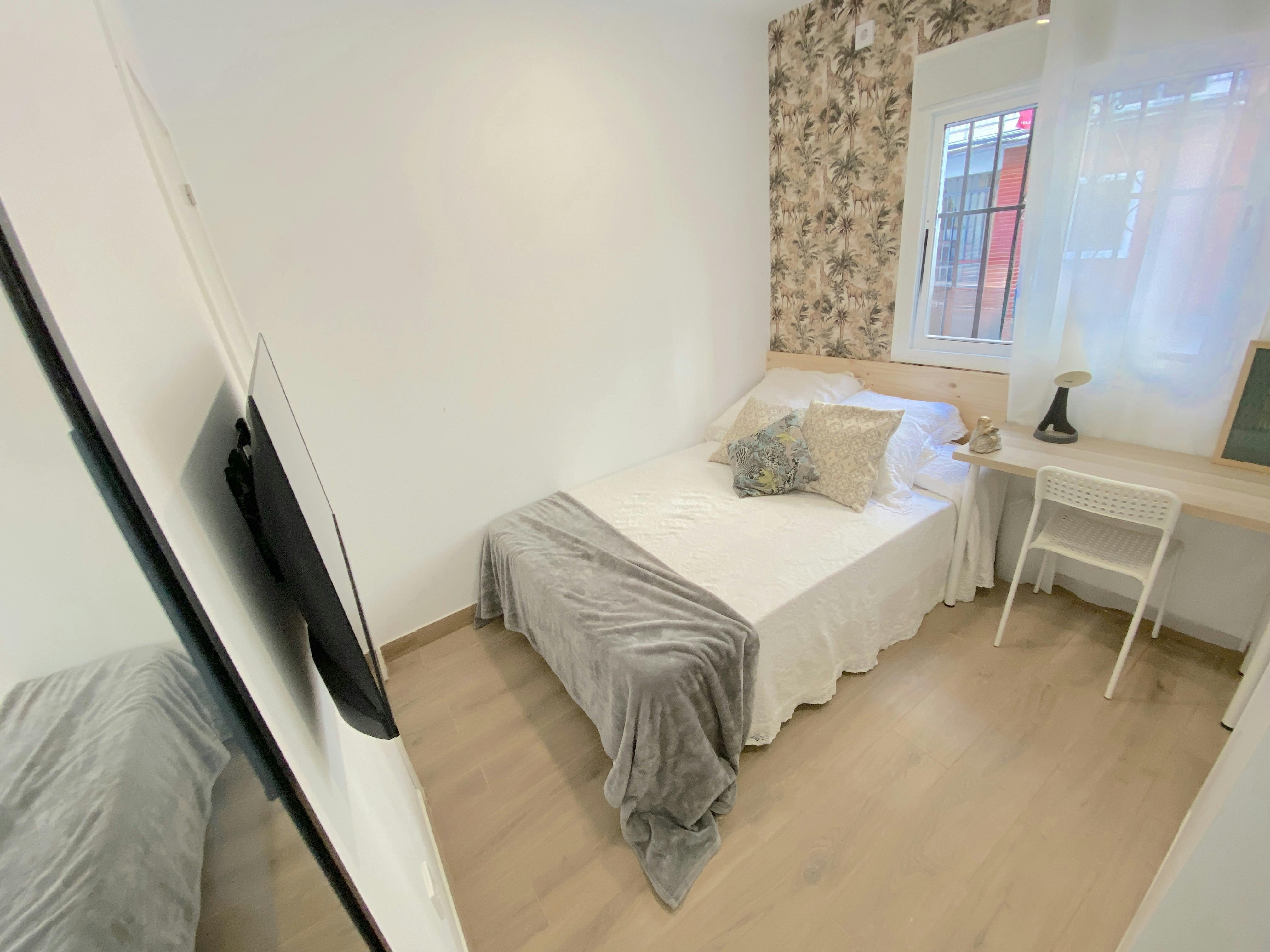 Private room for rent for €390 per month in Sevilla, Avenida de Ramón y Cajal