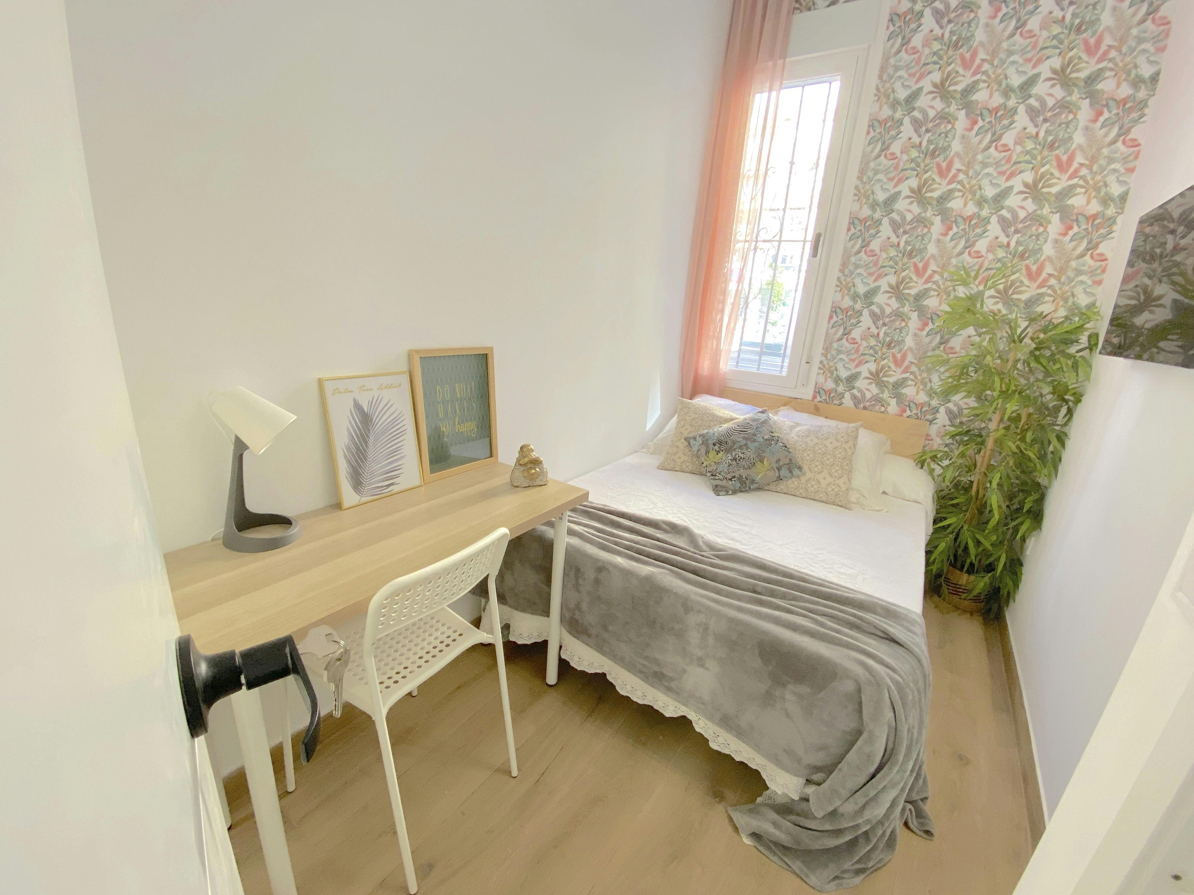 Private room for rent for €390 per month in Sevilla, Avenida de Ramón y Cajal