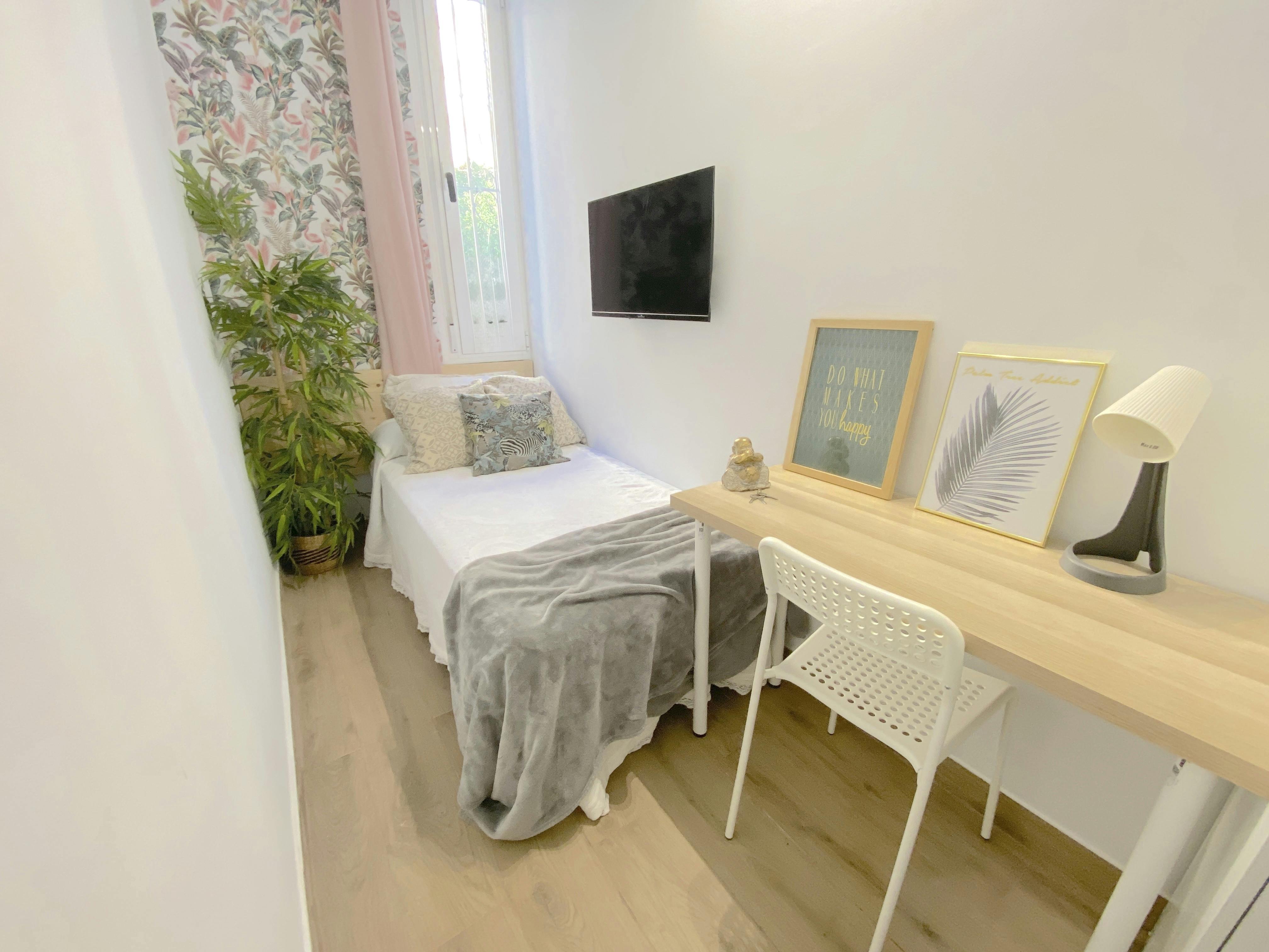 Private room for rent for €390 per month in Sevilla, Avenida de Ramón y Cajal