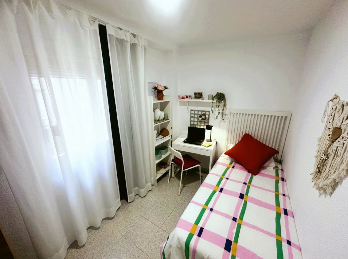 Privat rum att hyra för 320 € i månaden i Alicante, Carrer Garbinet