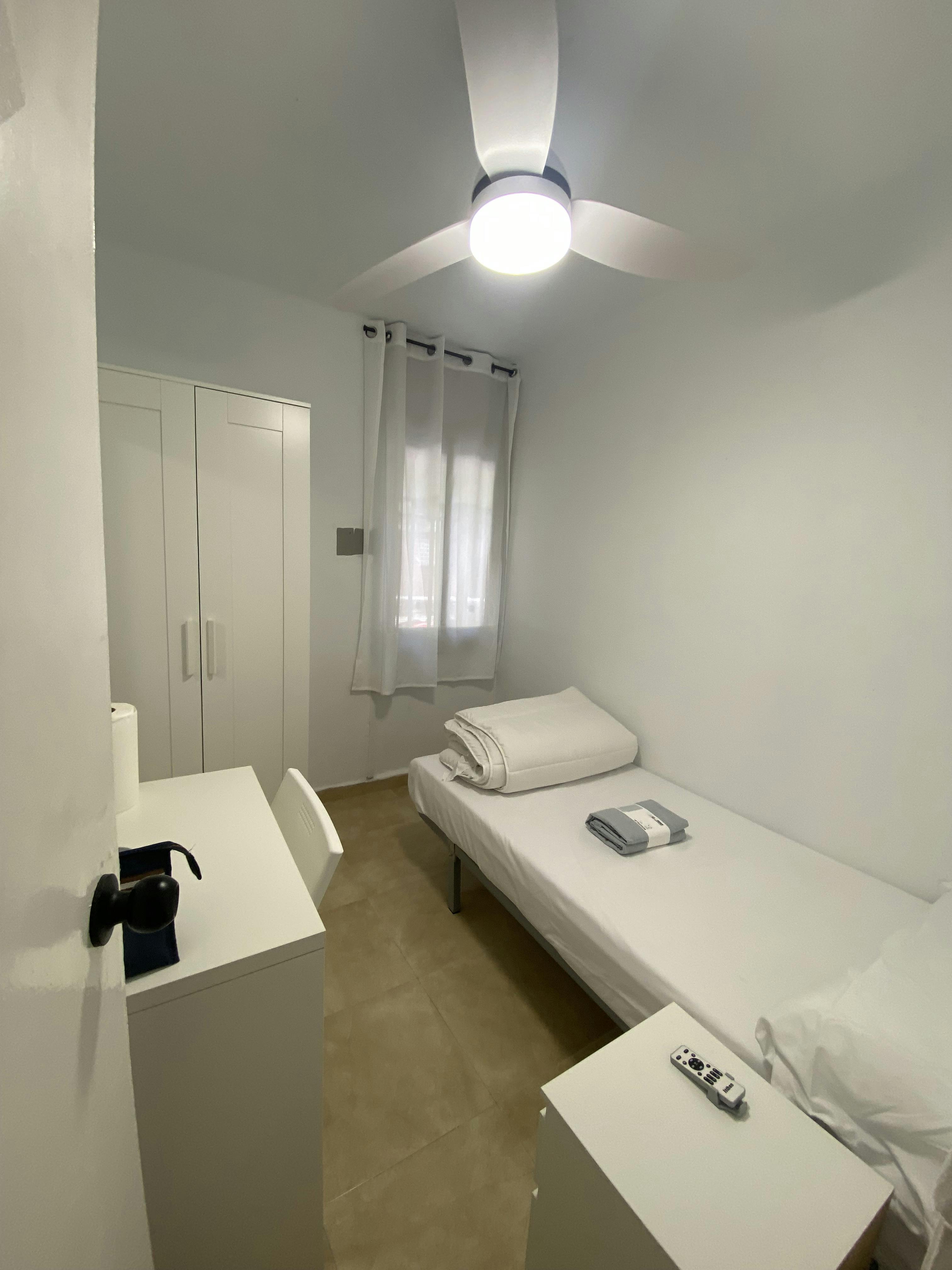 Cameră privată de închiriat pentru 470 EUR pe lună în Barcelona, Carrer de Tessàlia