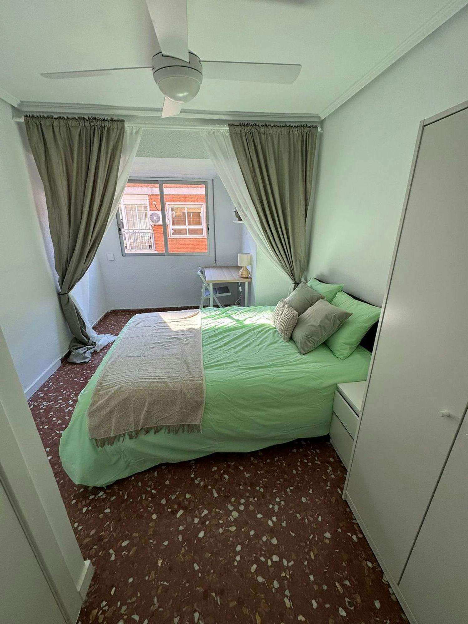 Single room Torrent, 1 bed, 10m² — photo 1