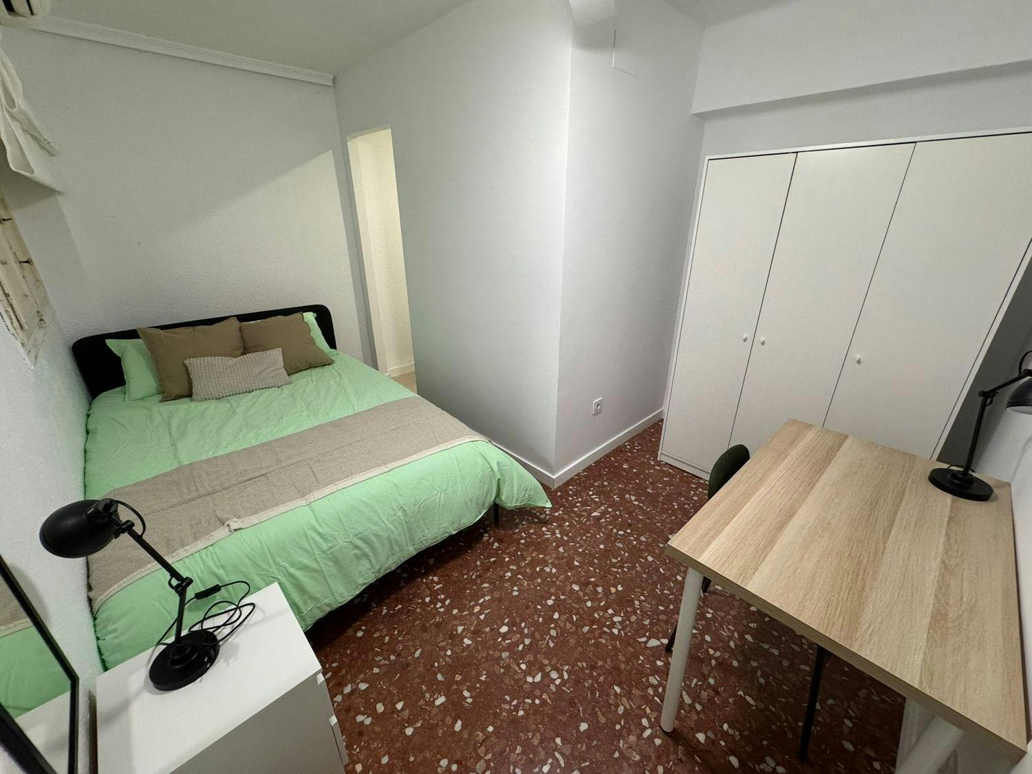 Single room Torrent, 1 bed, 10m² — photo 1