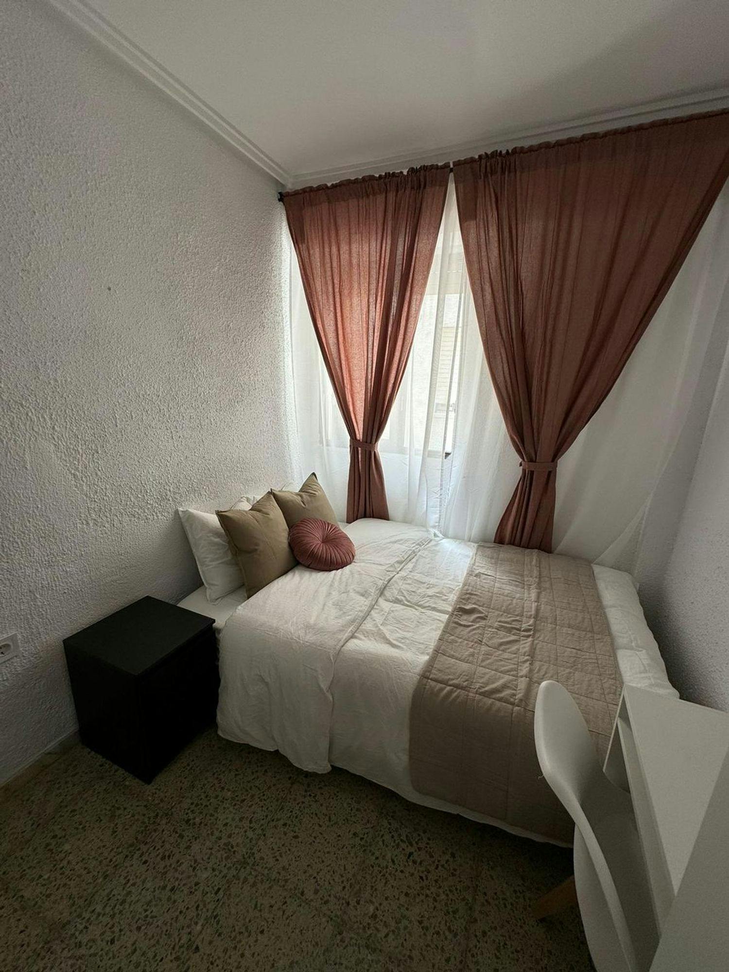 Private room for rent for €295 per month in Torrent, Carrer de Sedaví