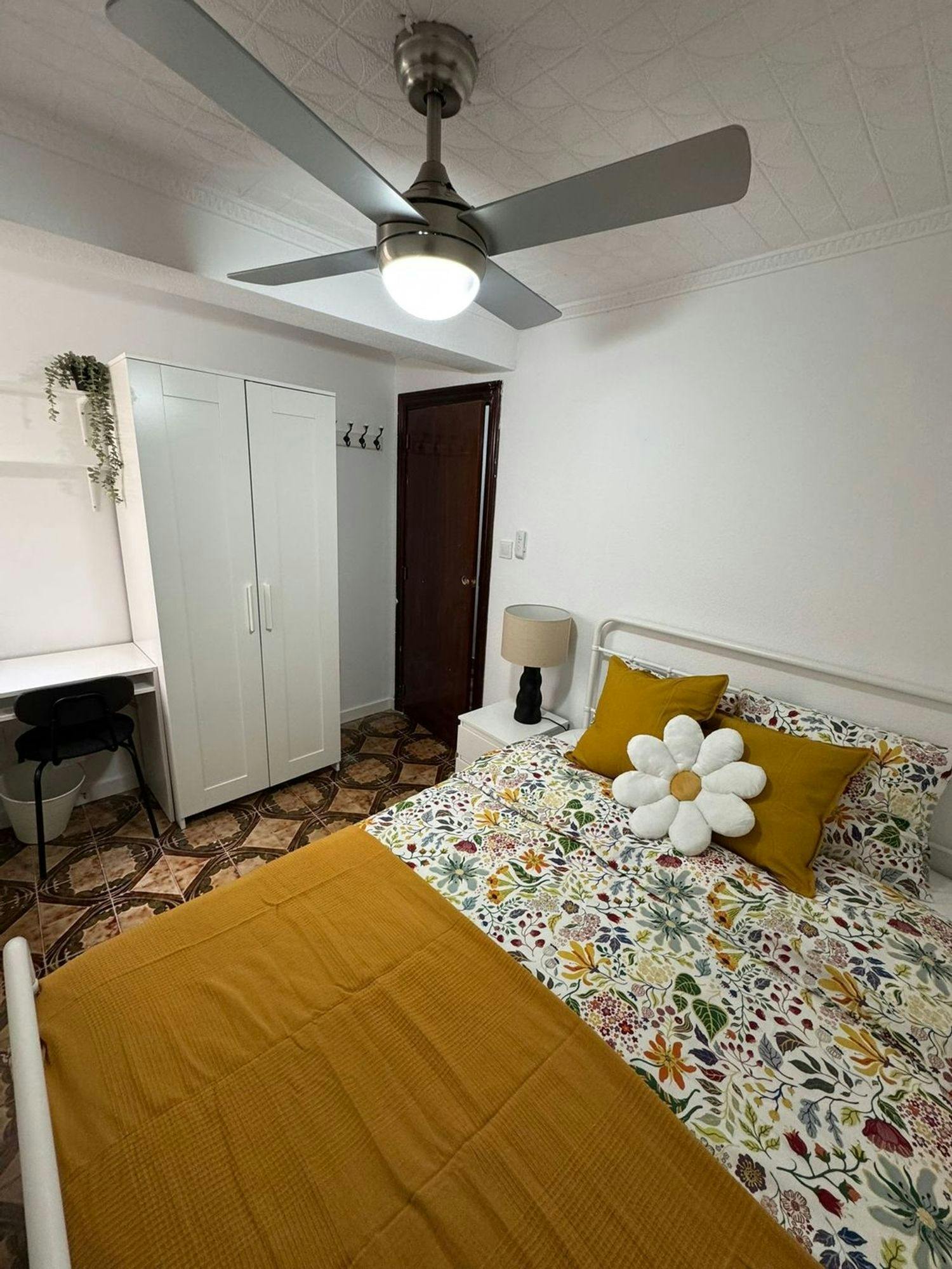 Single room Torrent, 1 bed, 10m² — photo 1