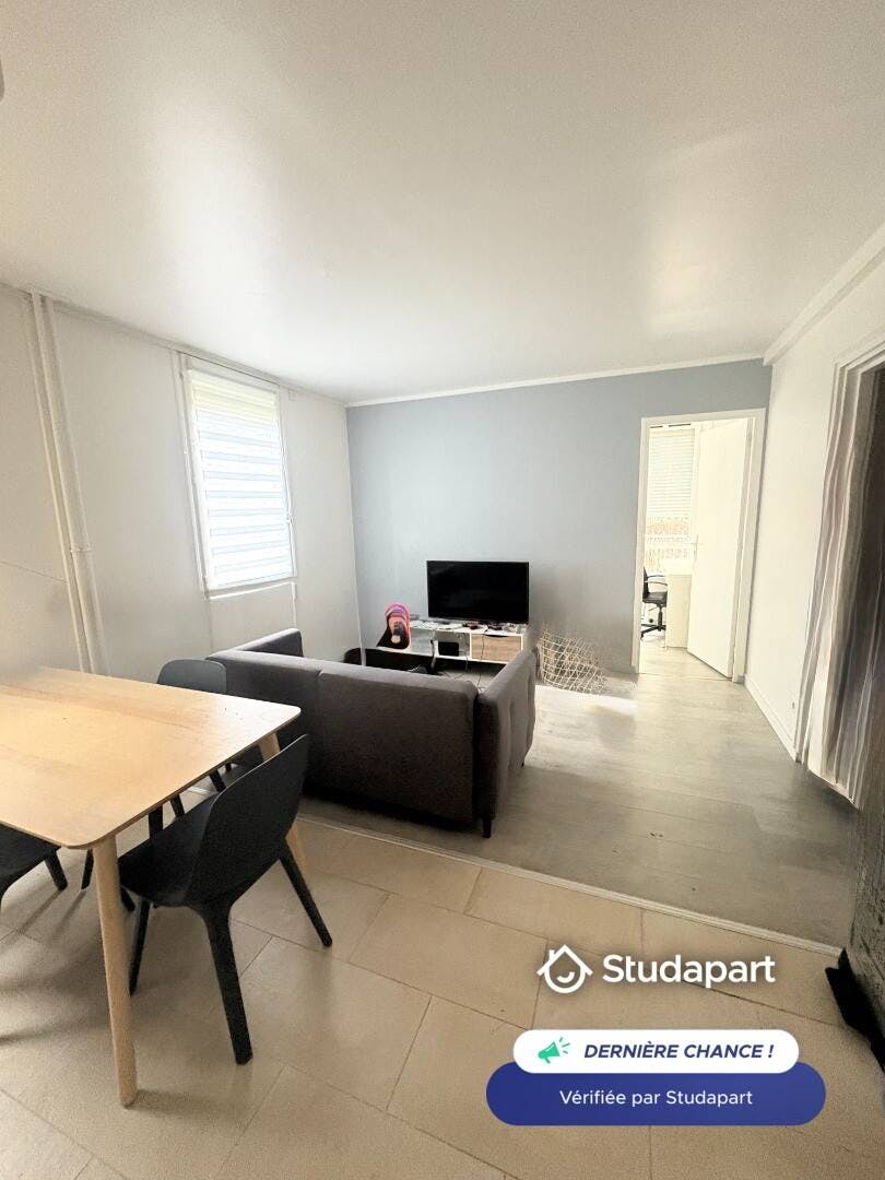 Квартира за оренду для 590 EUR на місяць у Cergy, Les Châteaux Saint-Sylvère