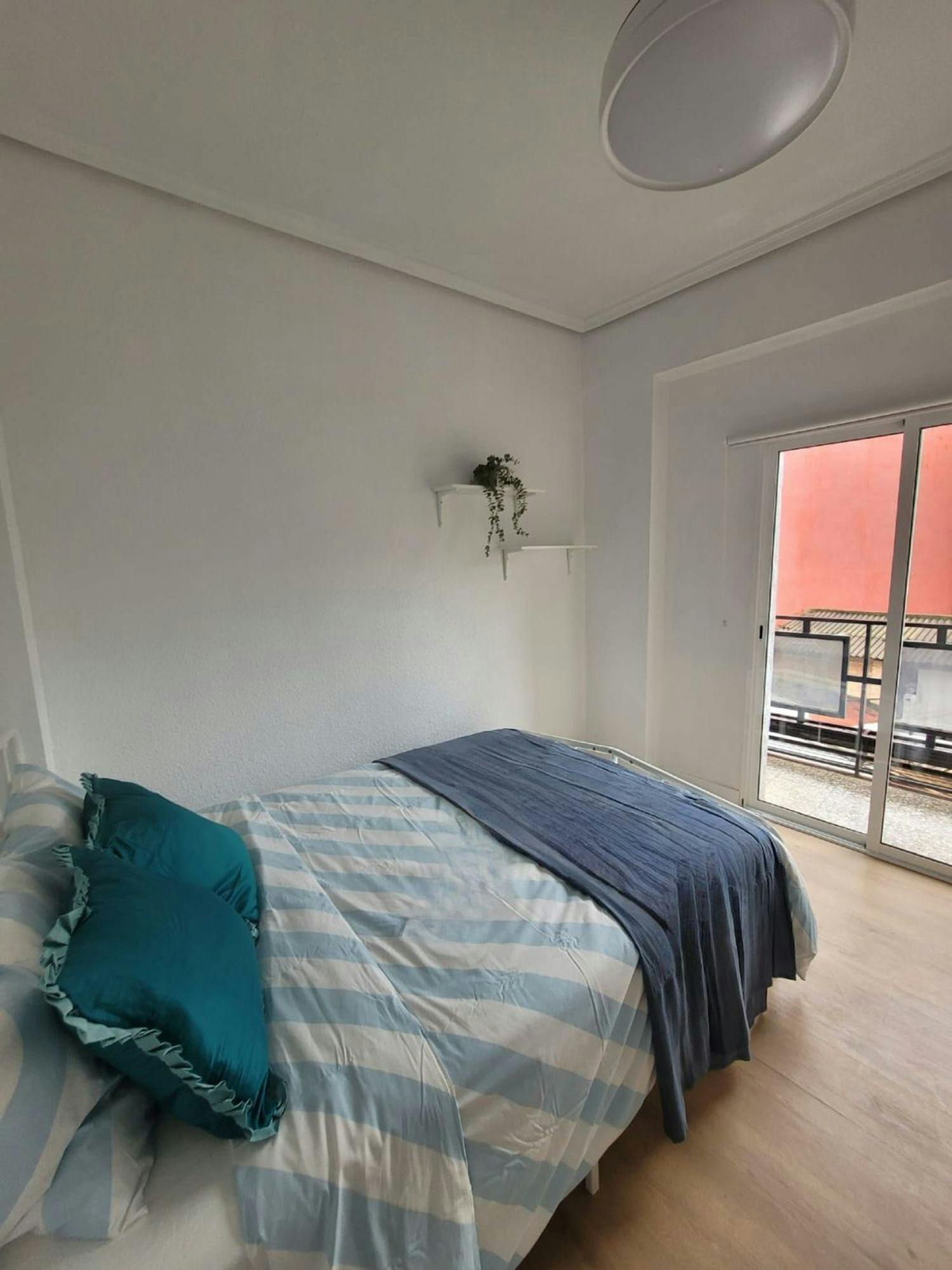 Single room Torrent, 1 bed, 10m² — photo 1