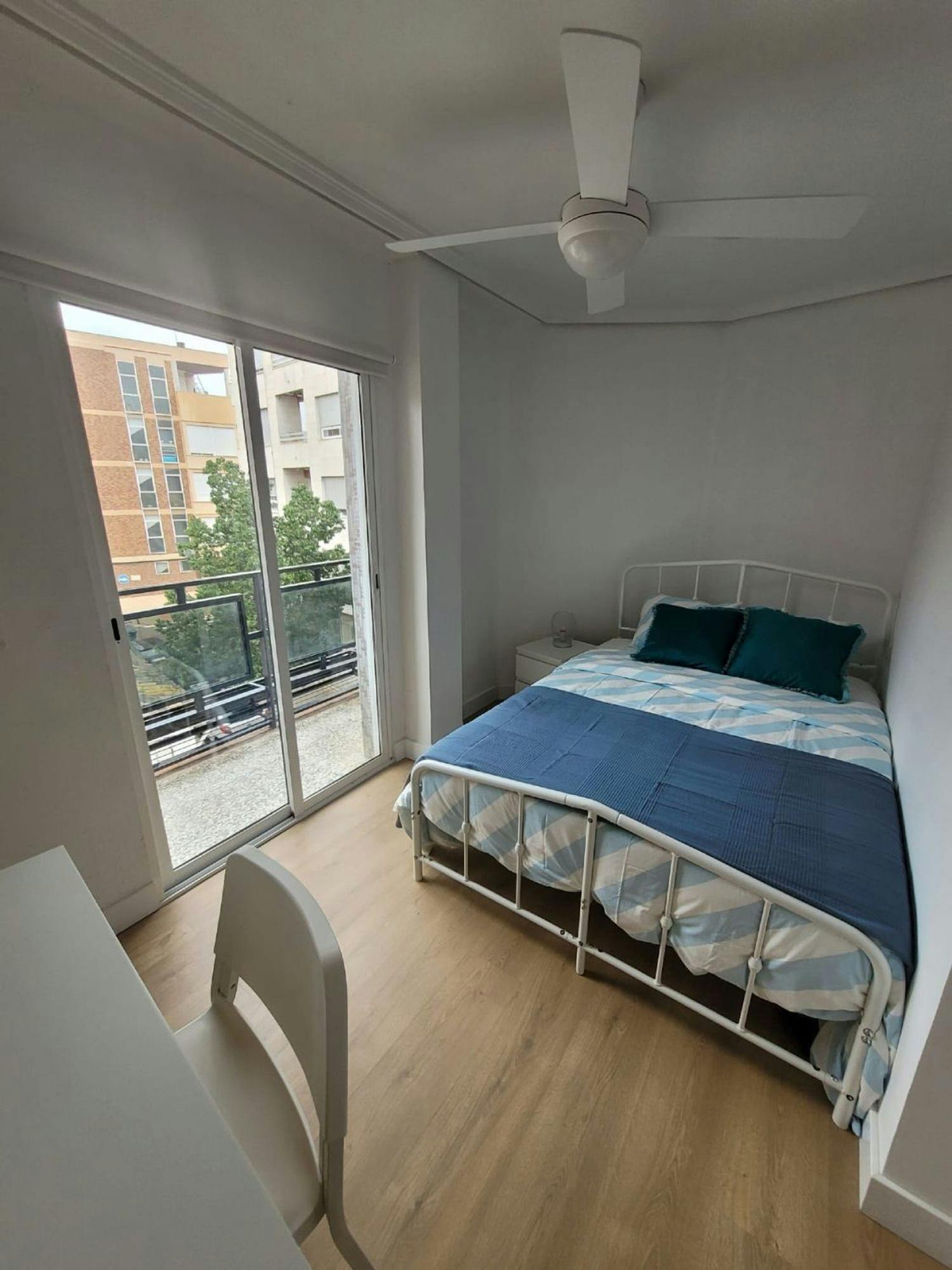 Single room Torrent, 1 bed, 10m² — photo 1