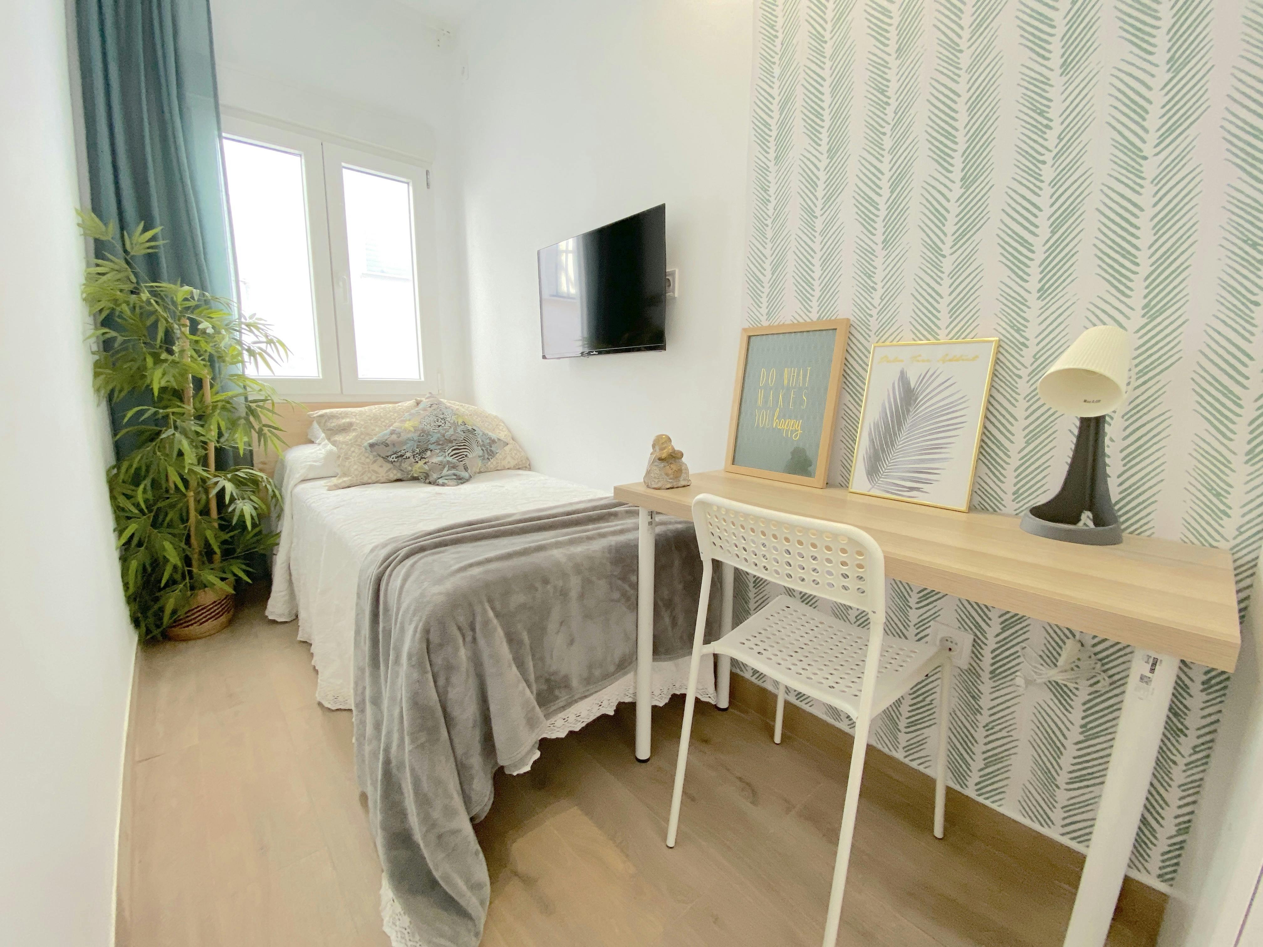 Private room for rent for €390 per month in Sevilla, Avenida de Ramón y Cajal
