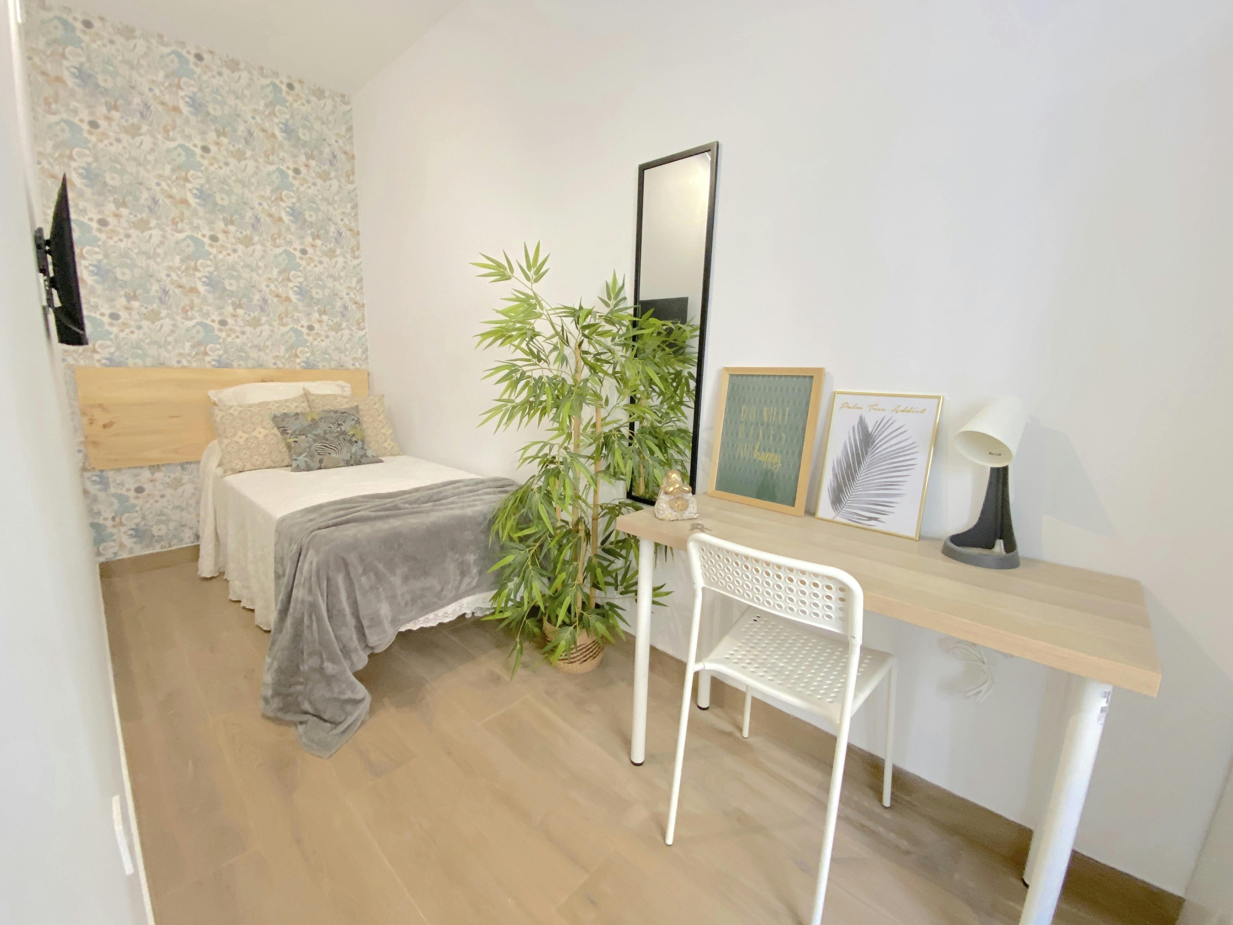 Private room for rent for €390 per month in Sevilla, Avenida de Ramón y Cajal