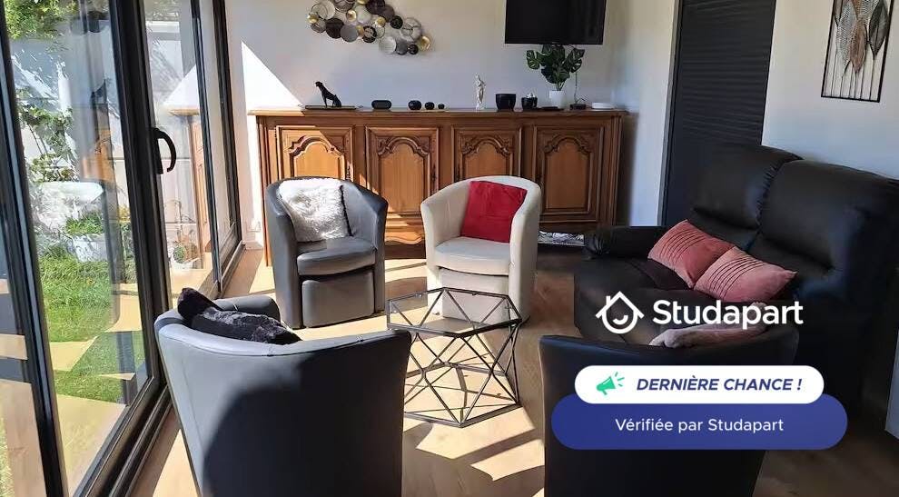 House for rent for €1,440 per month in Reims, Rue Lucien Doyen