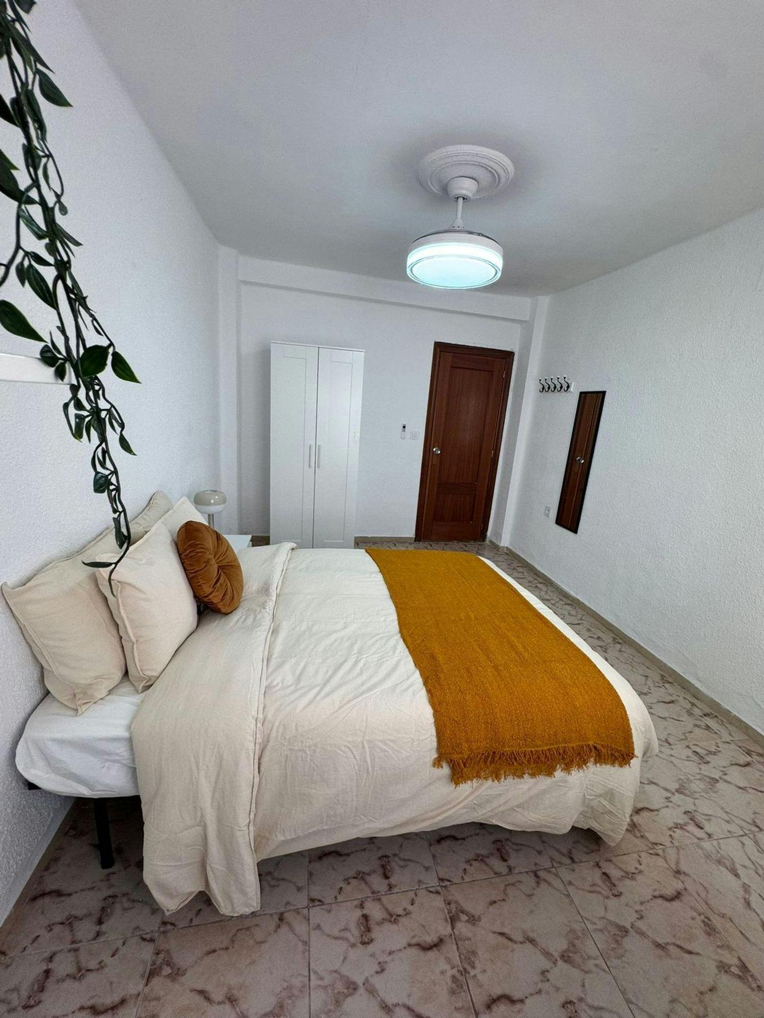 Private room for rent for €295 per month in Xirivella, Calle Rey Don Jaime