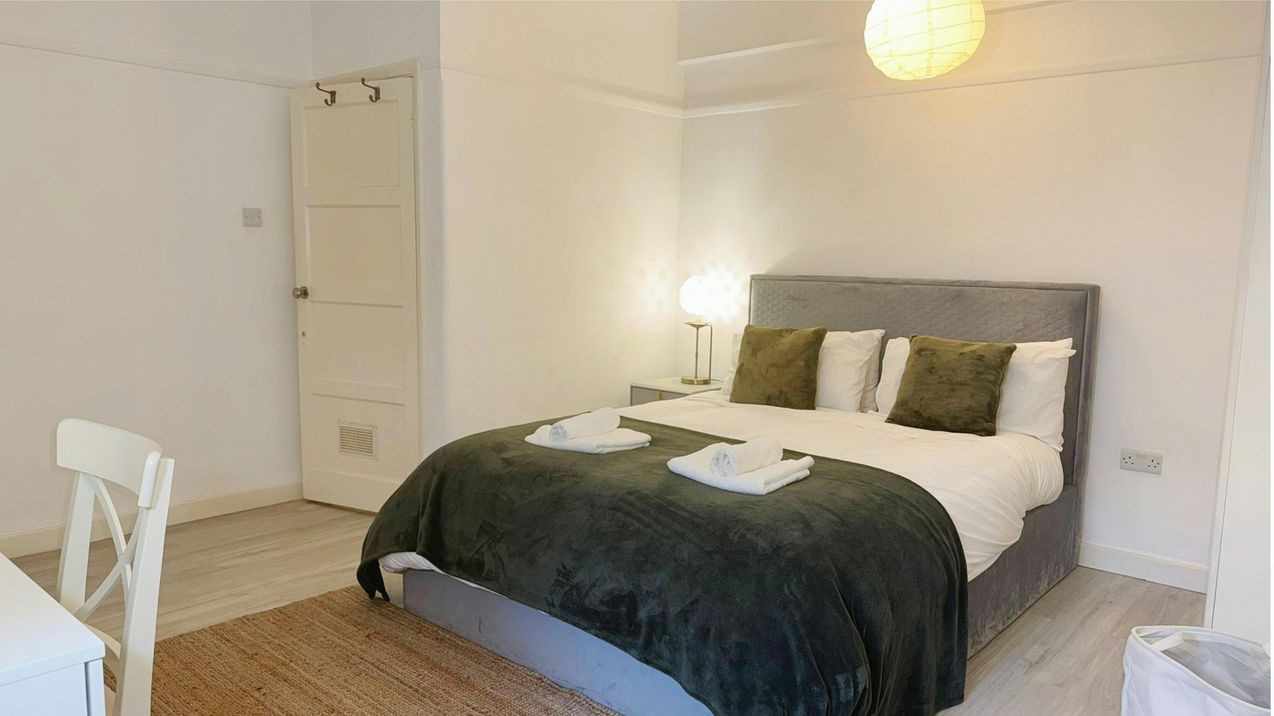 Apartment for rent for £3,700 per month in London, Thornton Avenue