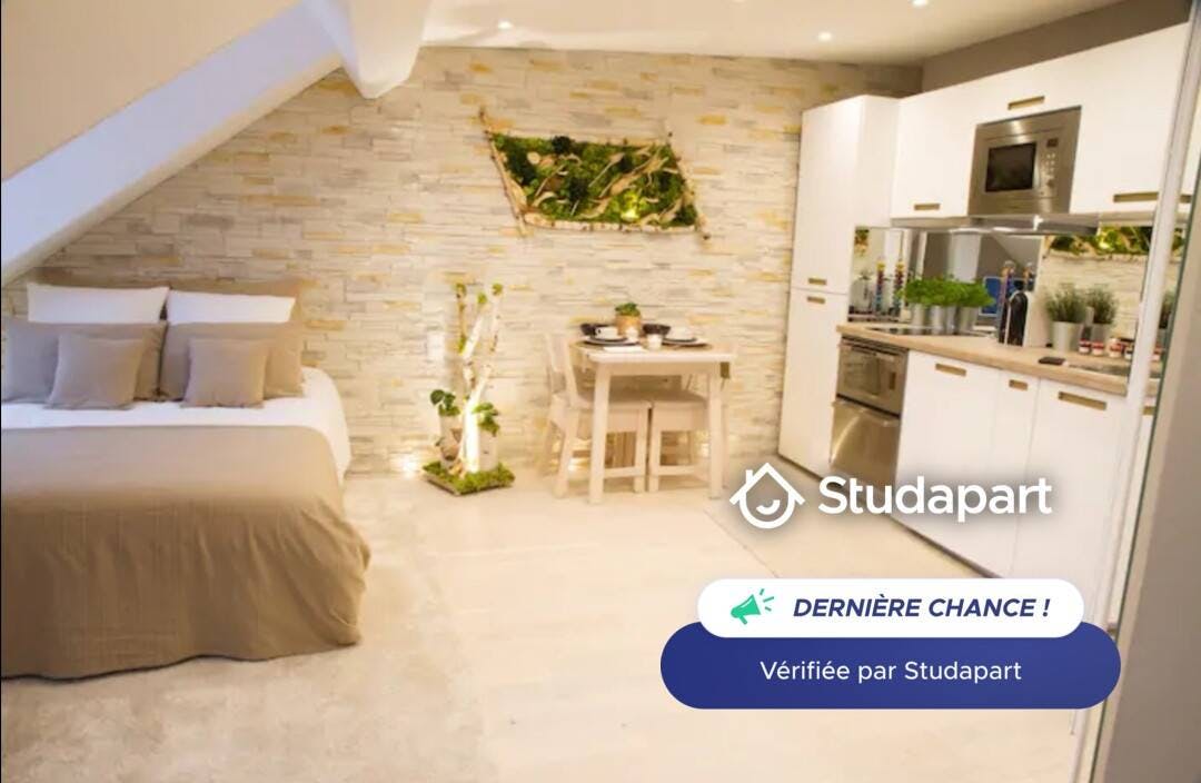 Apartment for rent for €850 per month in Versailles, Rue de la Paroisse