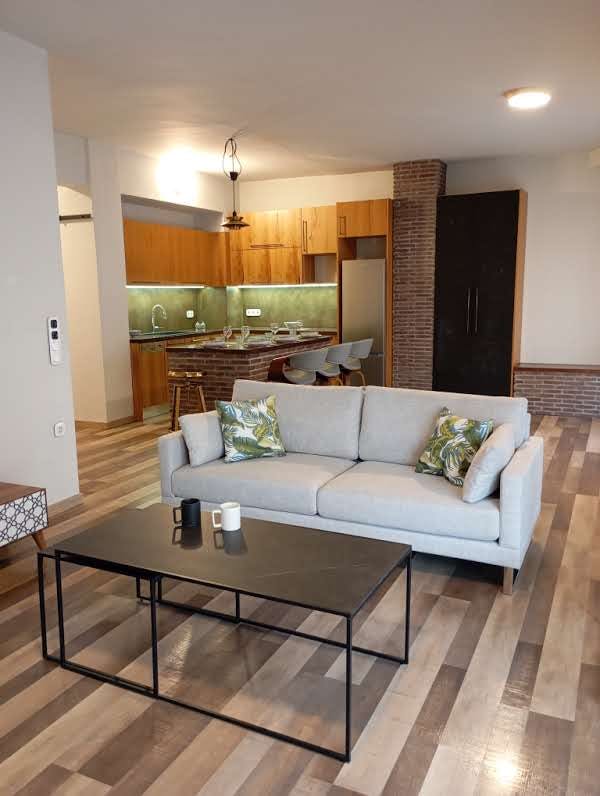 Apartment for rent for €1,100 per month in Athina, Ethras