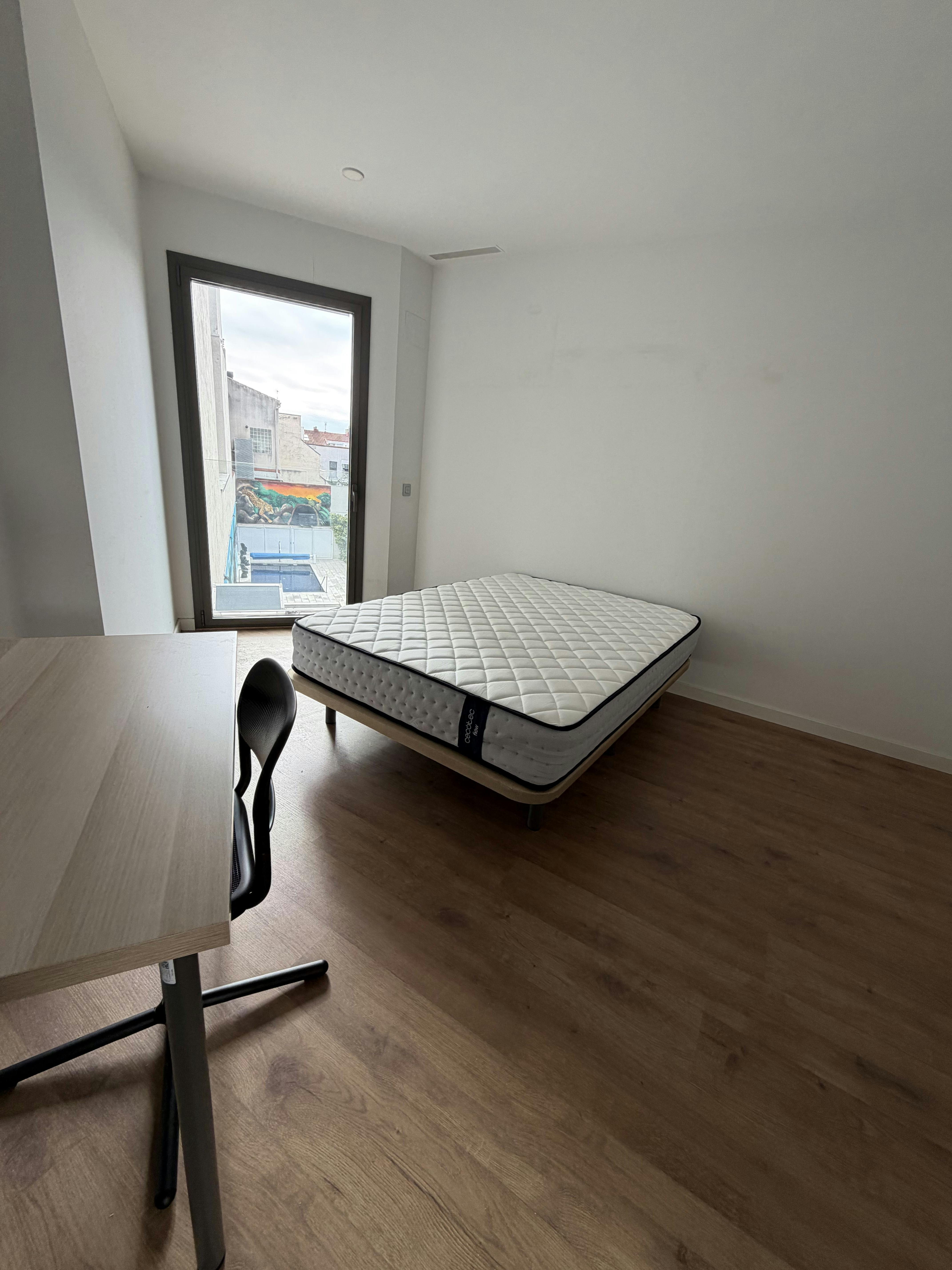 私人房间 正在以 €550 的月租出租，其位于 Sabadell, Carrer de l'Horta Novella