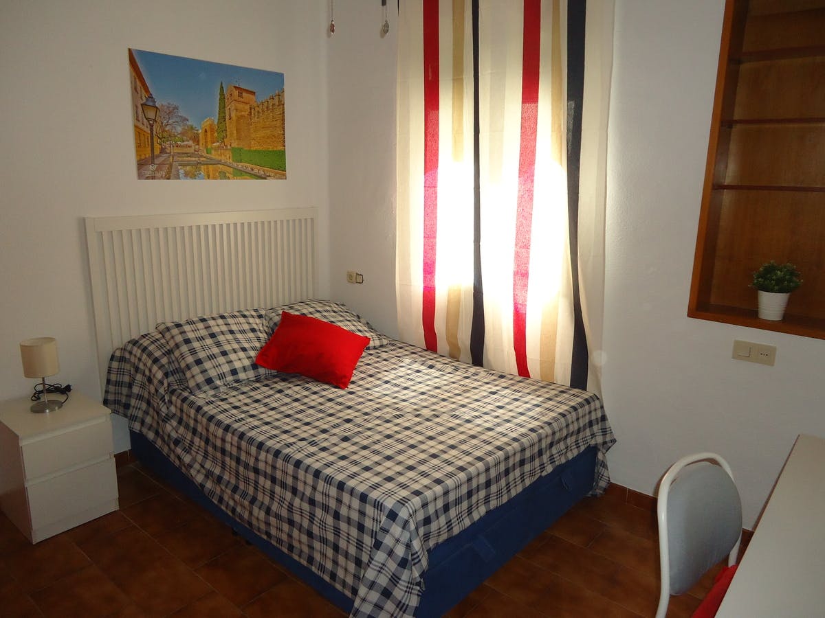 Chambre privée à louer pour 300 €/mois à Córdoba, Calle José María Valdenebro