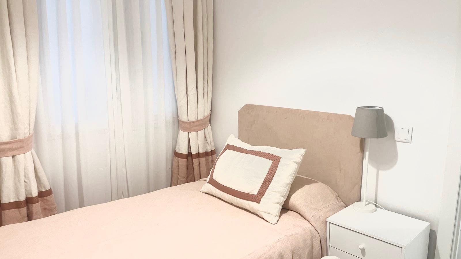 Habitación privada en alquiler por 950 € al mes en Madrid, Calle de Benito Gutiérrez