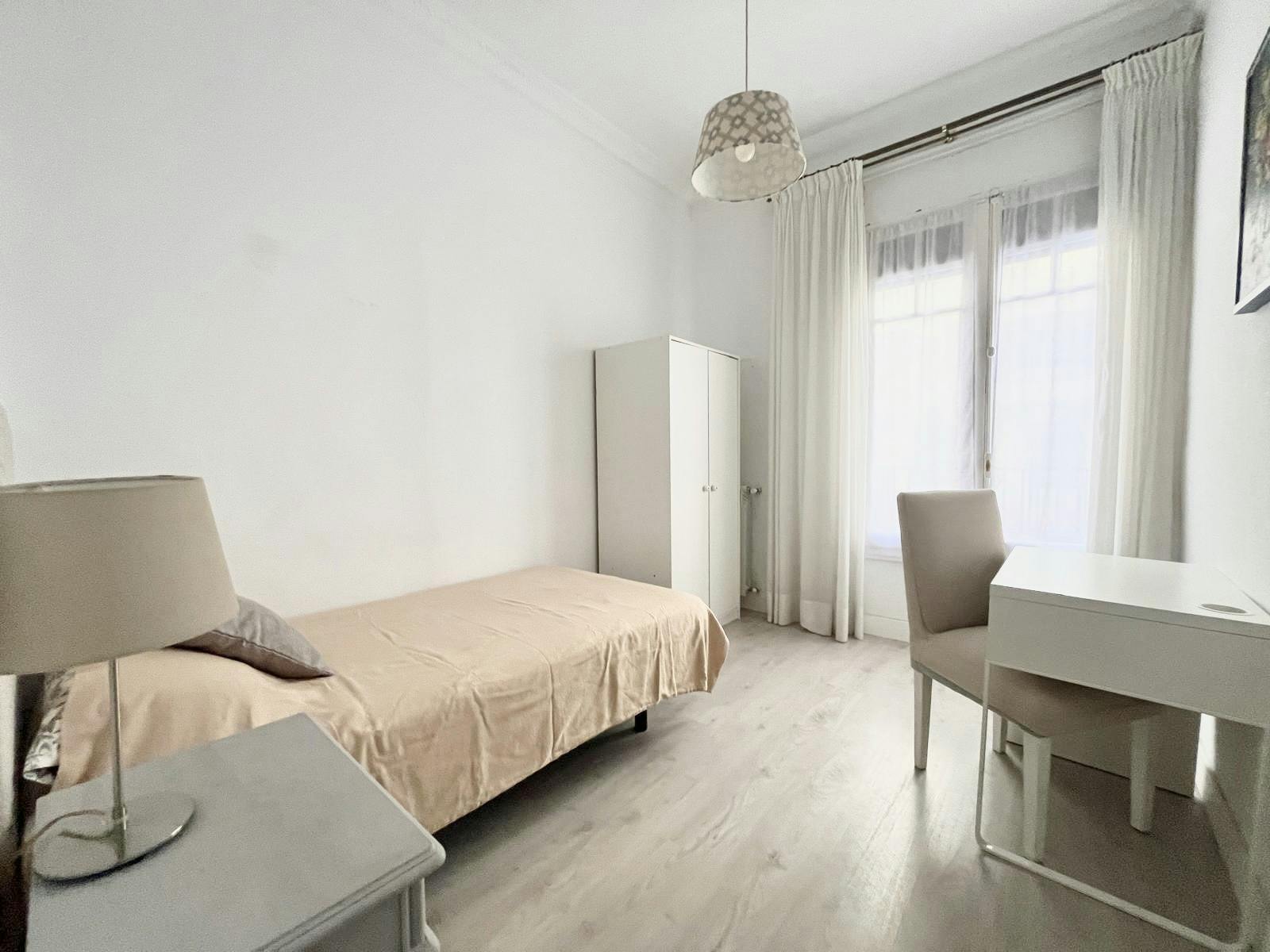 Habitación privada en alquiler por 750 € al mes en Madrid, Calle de Benito Gutiérrez