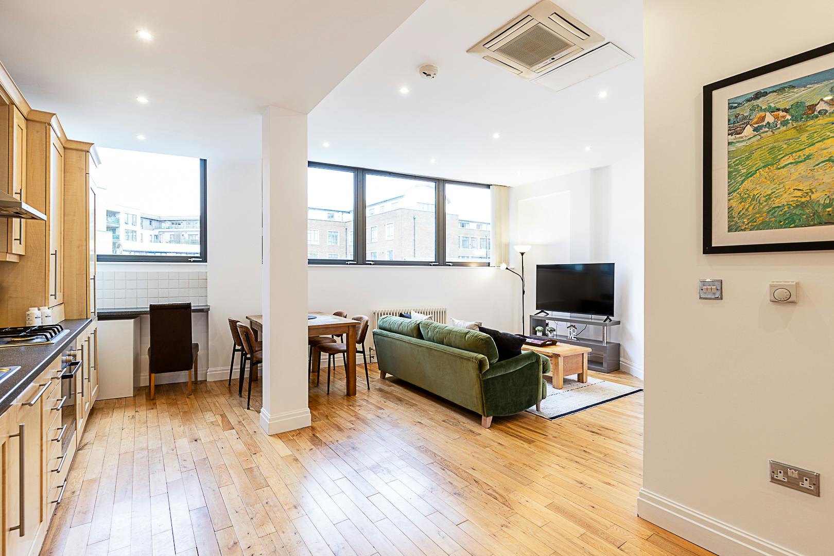 Apartment for rent for €4,848 per month in London, Spa Road
