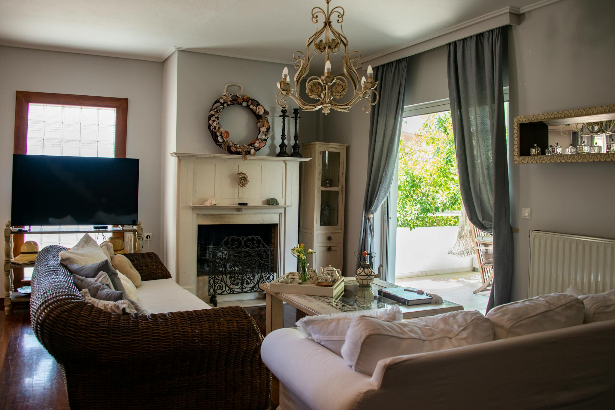 Saki Karagiorga, Glifada preview