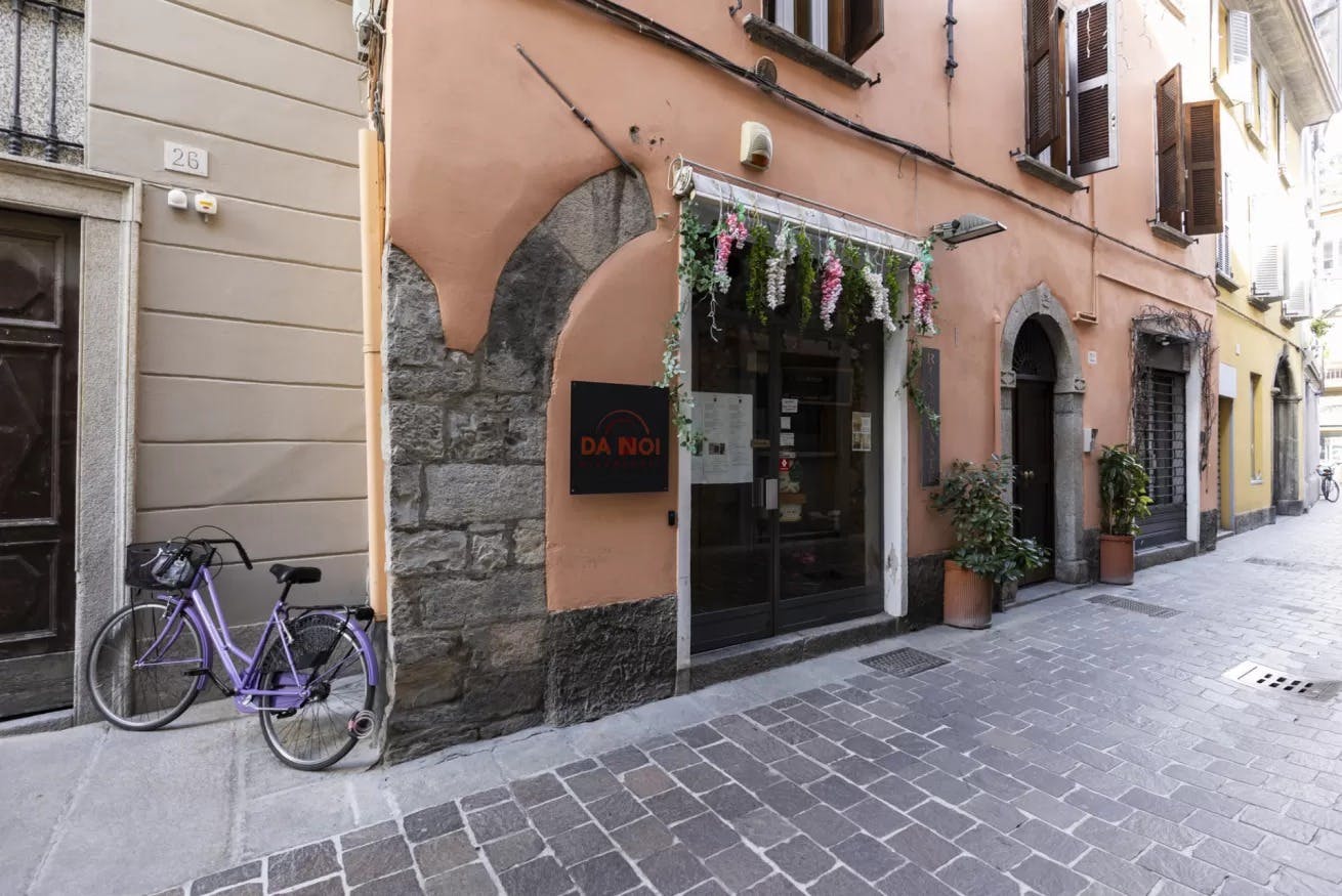 Apartment for rent for €4,500 per month in Como, Via Lambertenghi