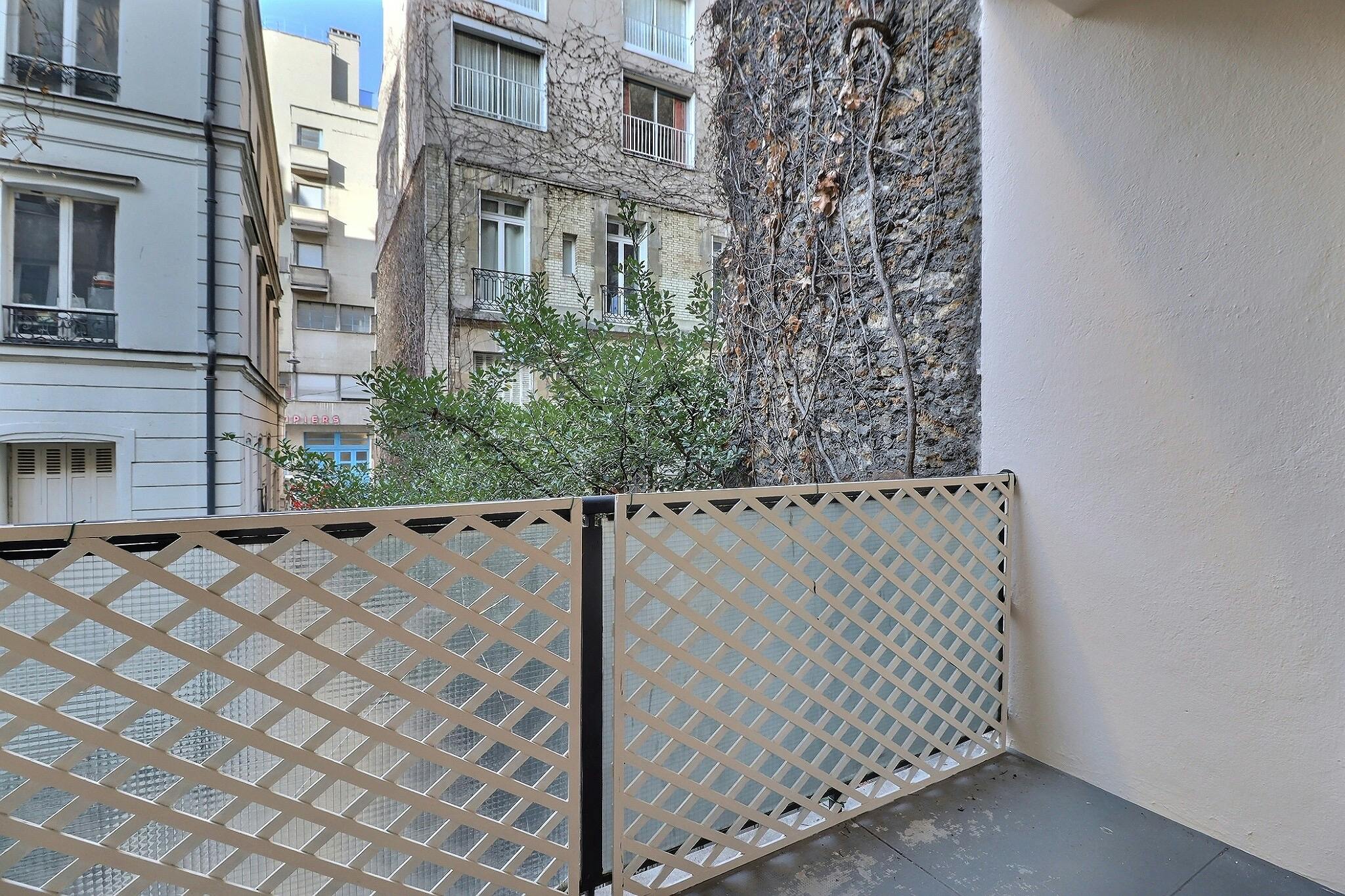 1-Bedroom Apartment in Rue Mesnil, Paris (1680437) ROOM 1