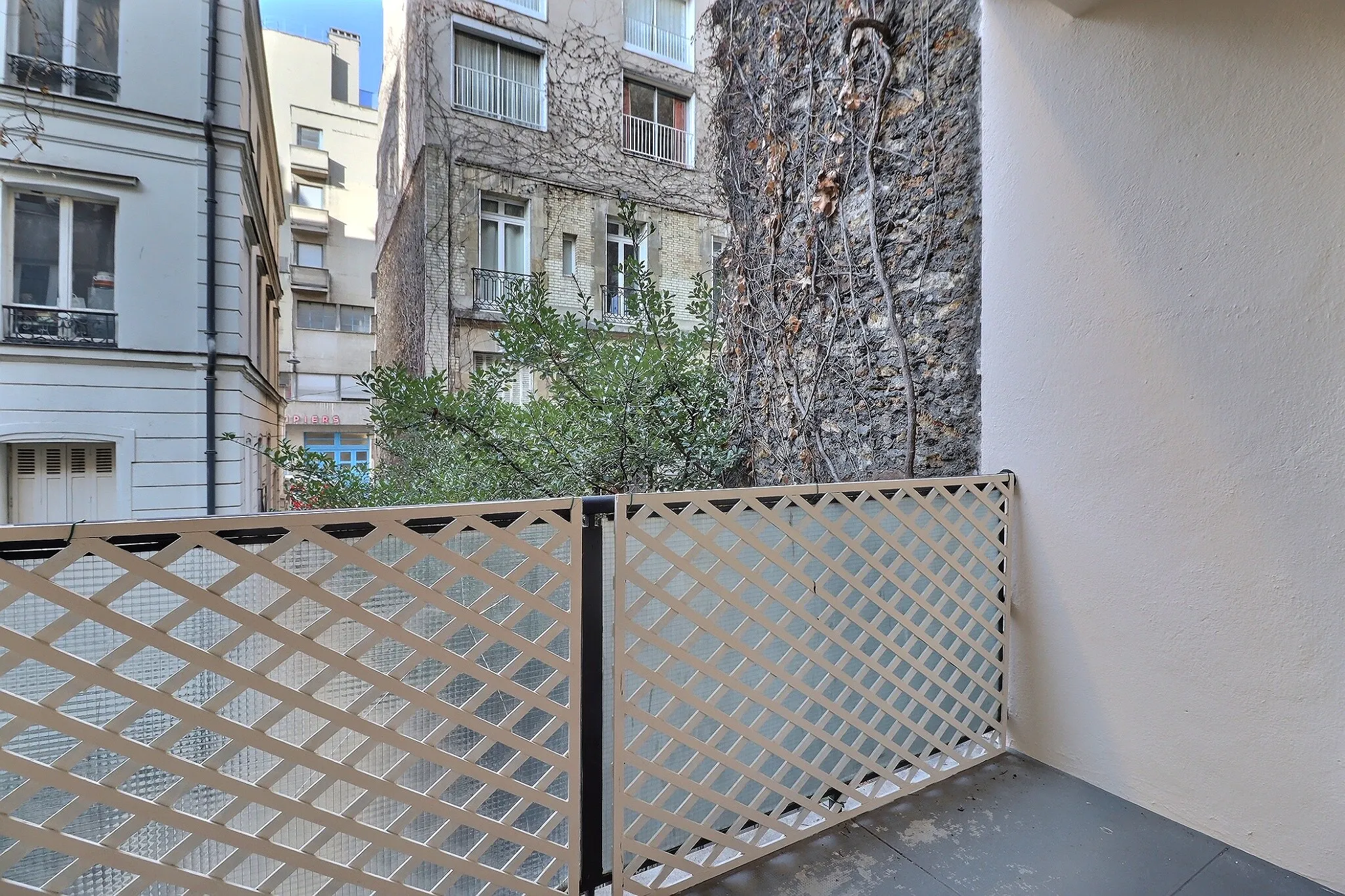 1-Bedroom Apartment in Rue Mesnil, Paris (1680437) ROOM 1