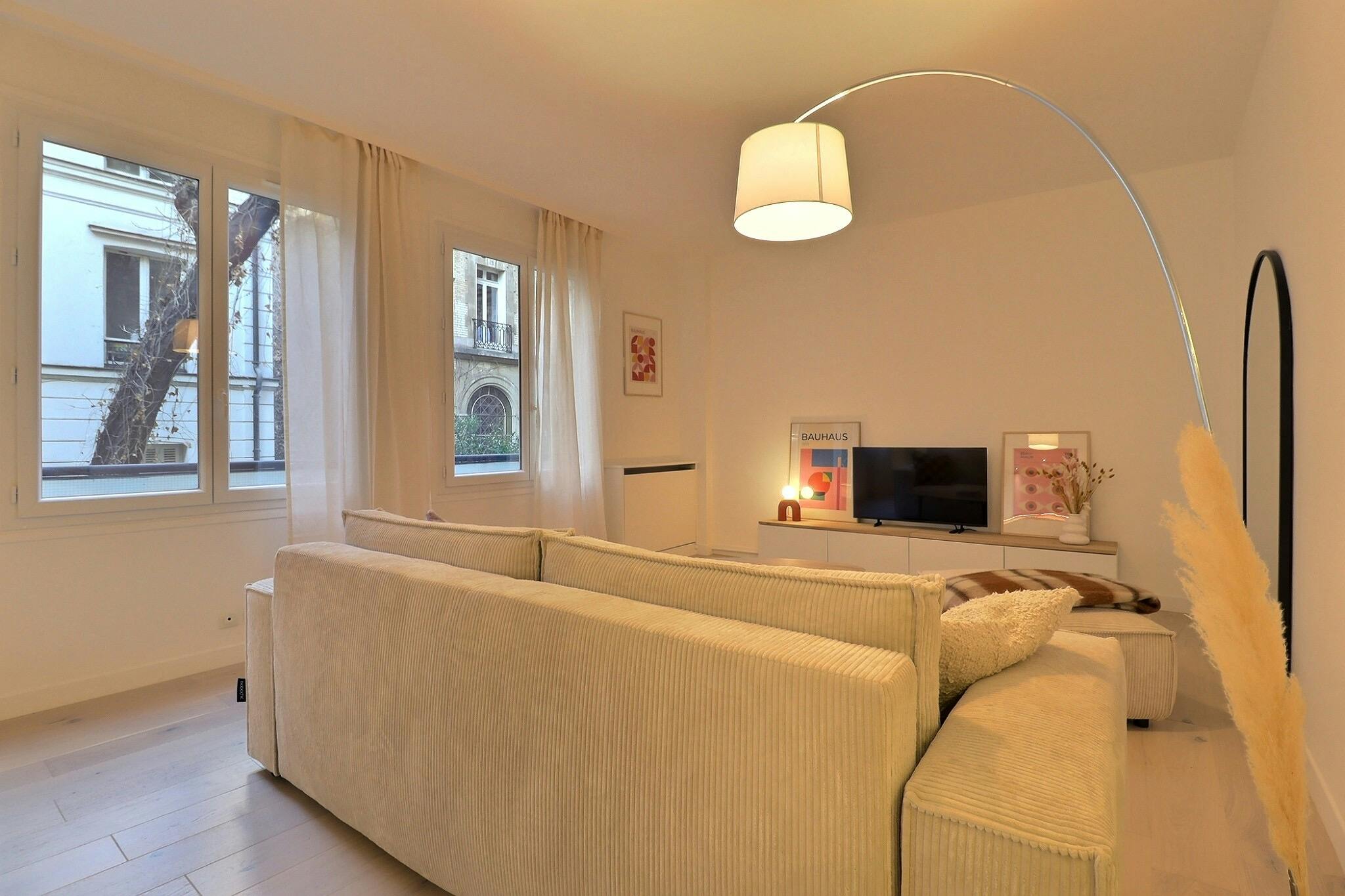 1-Bedroom Apartment in Rue Mesnil, Paris (1680437) ROOM 2