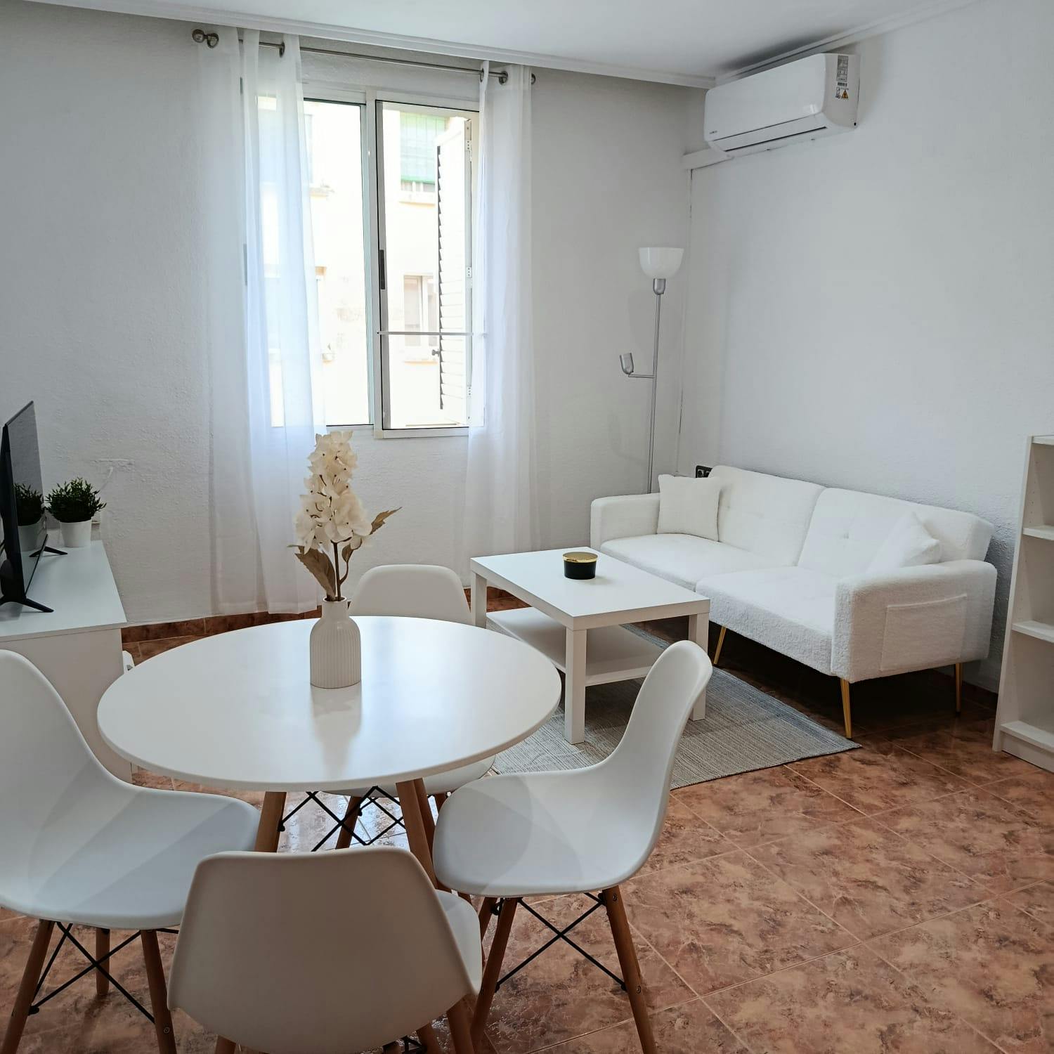 公寓 正在以 €1,200 的月租出租，其位于 Valencia, Avinguda de la Malva-Rosa