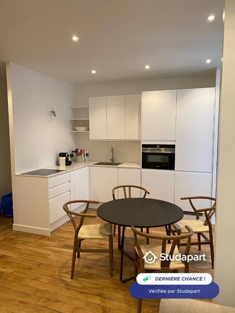 Apartment for rent for €4,000 per month in Paris, Rue de Montevideo