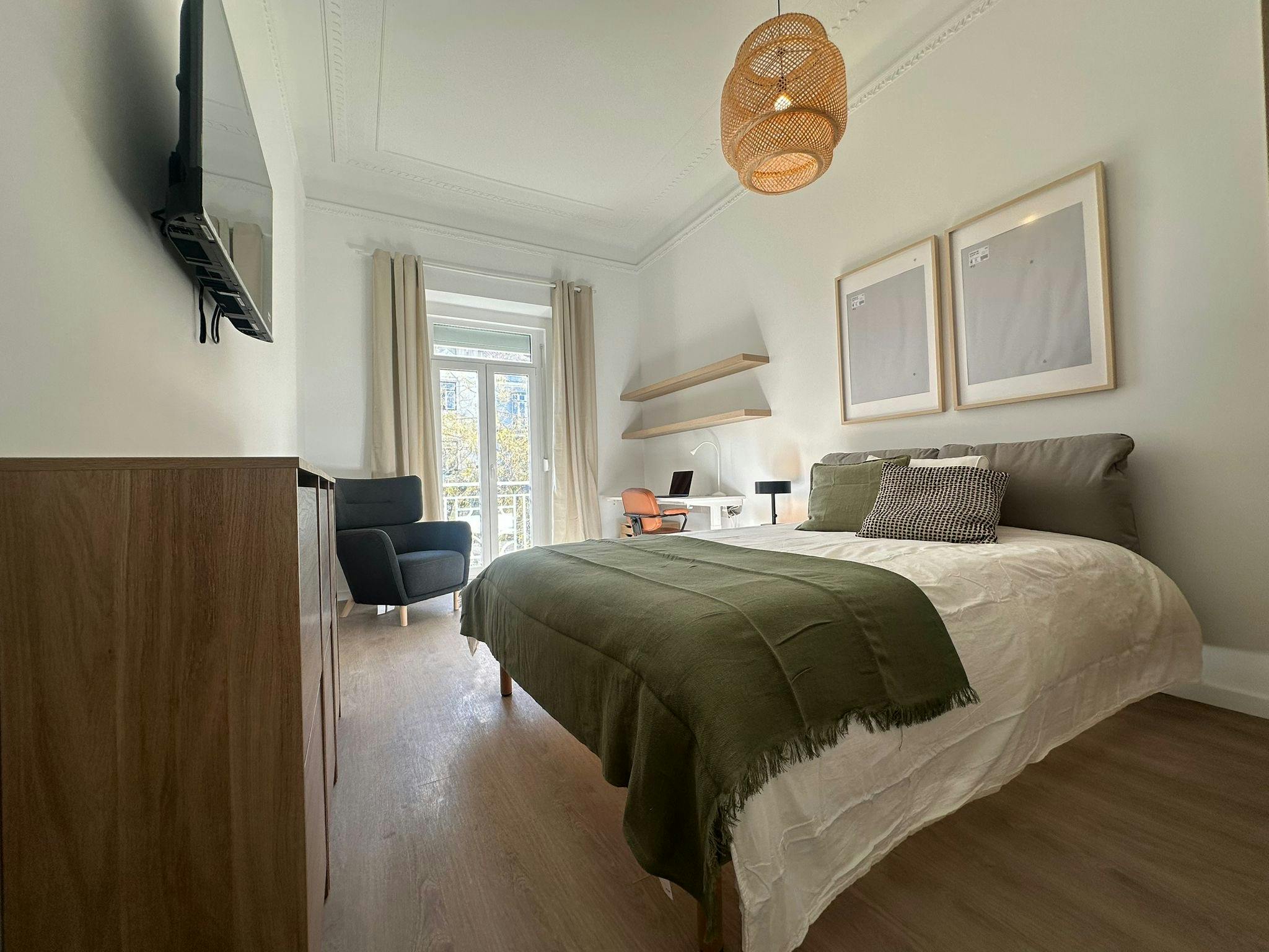 Private room for rent for €1,000 per month in Lisbon, Avenida Ressano Garcia