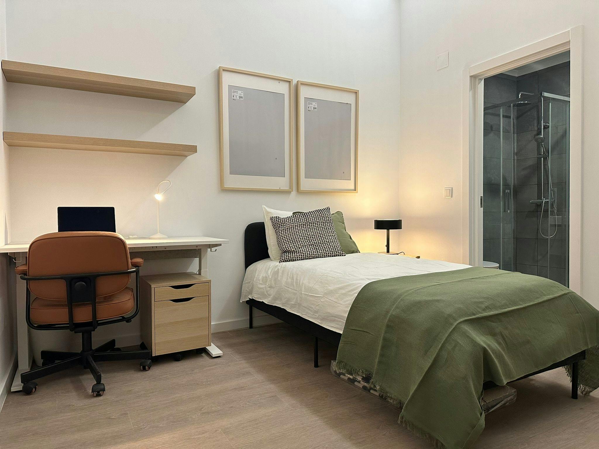 Private room for rent for €1,200 per month in Lisbon, Avenida Ressano Garcia