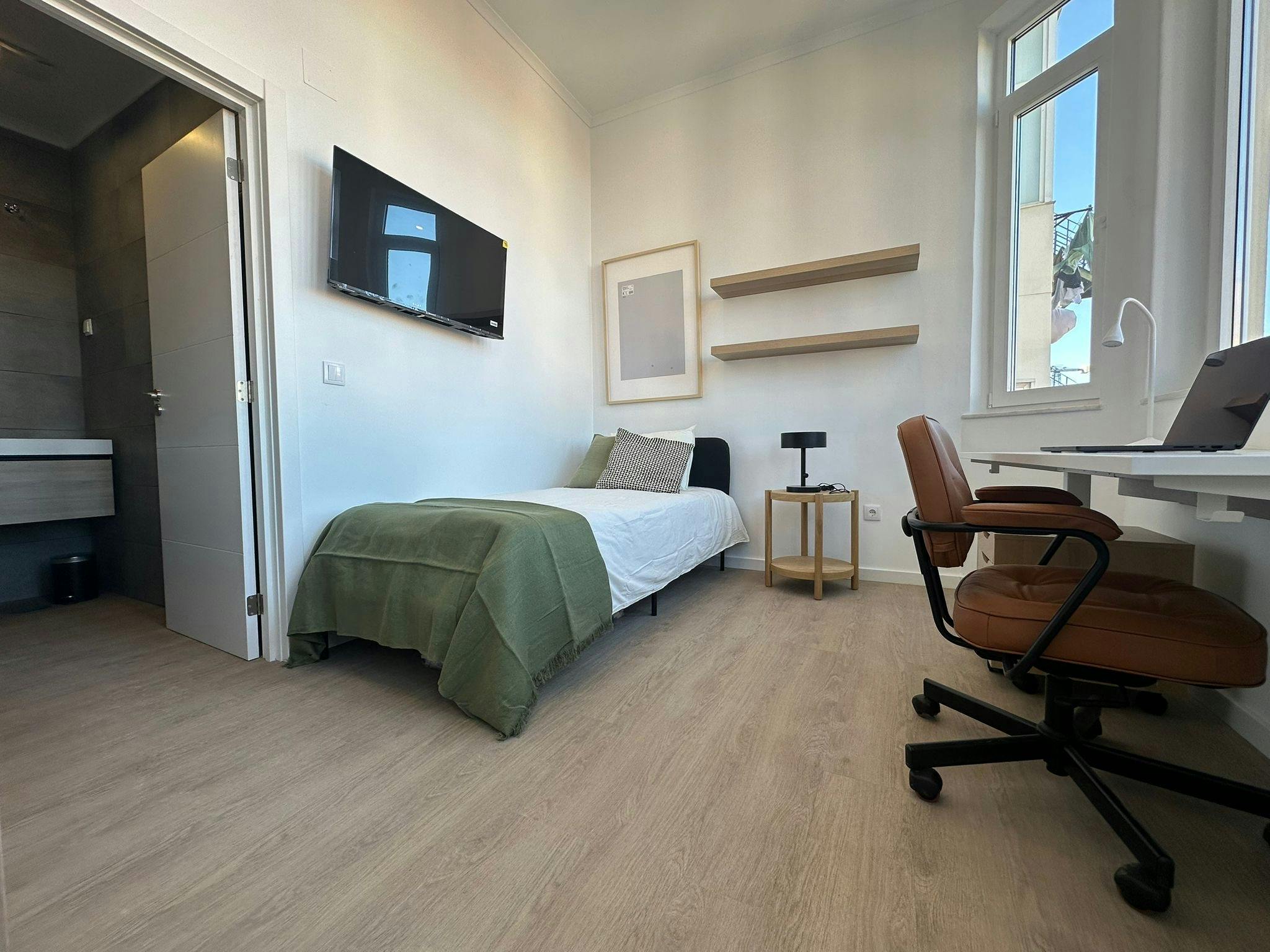 Private room for rent for €1,200 per month in Lisbon, Avenida Ressano Garcia