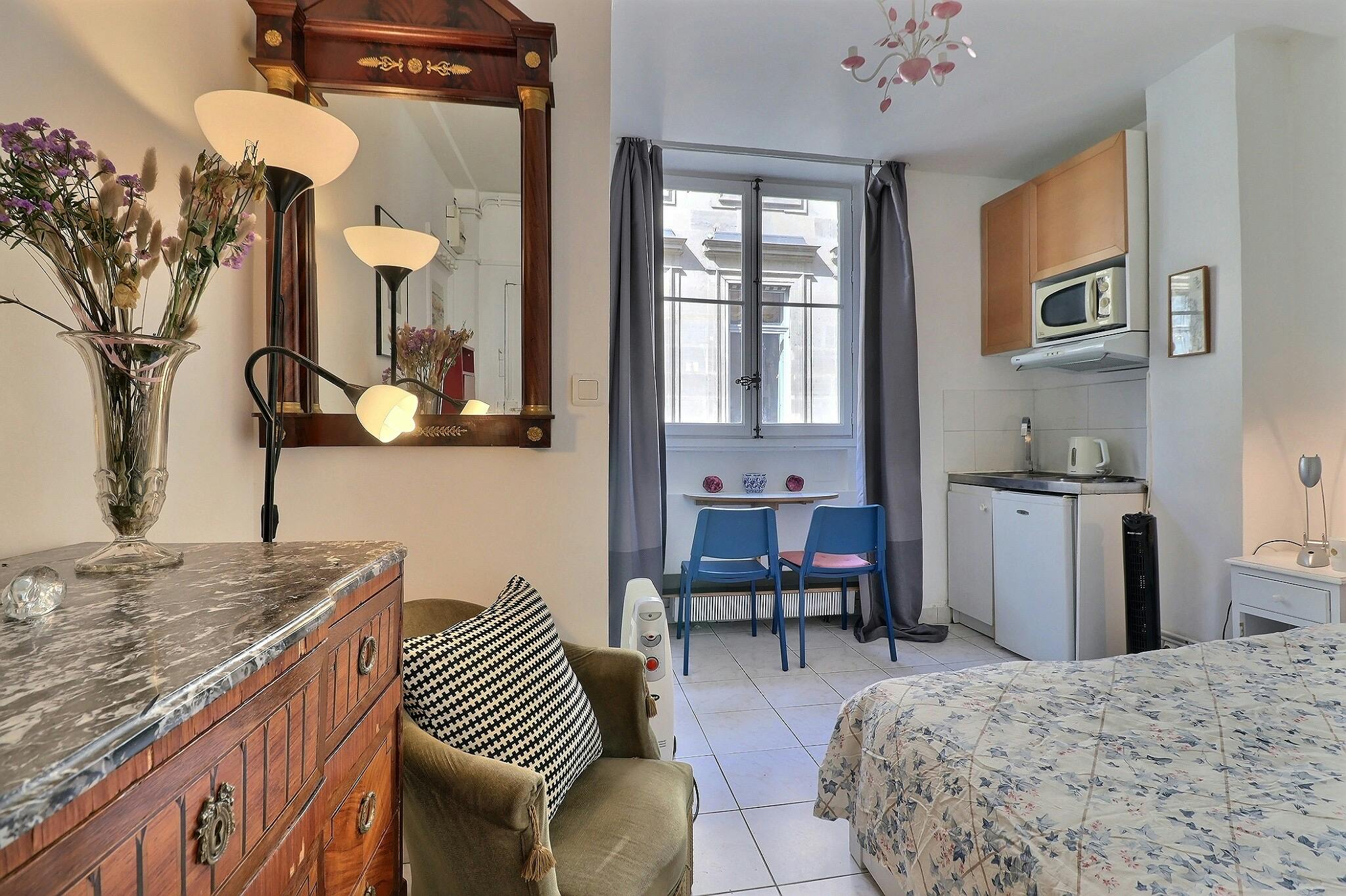 Studio for rent for €1,263 per month in Paris, Rue de Rivoli