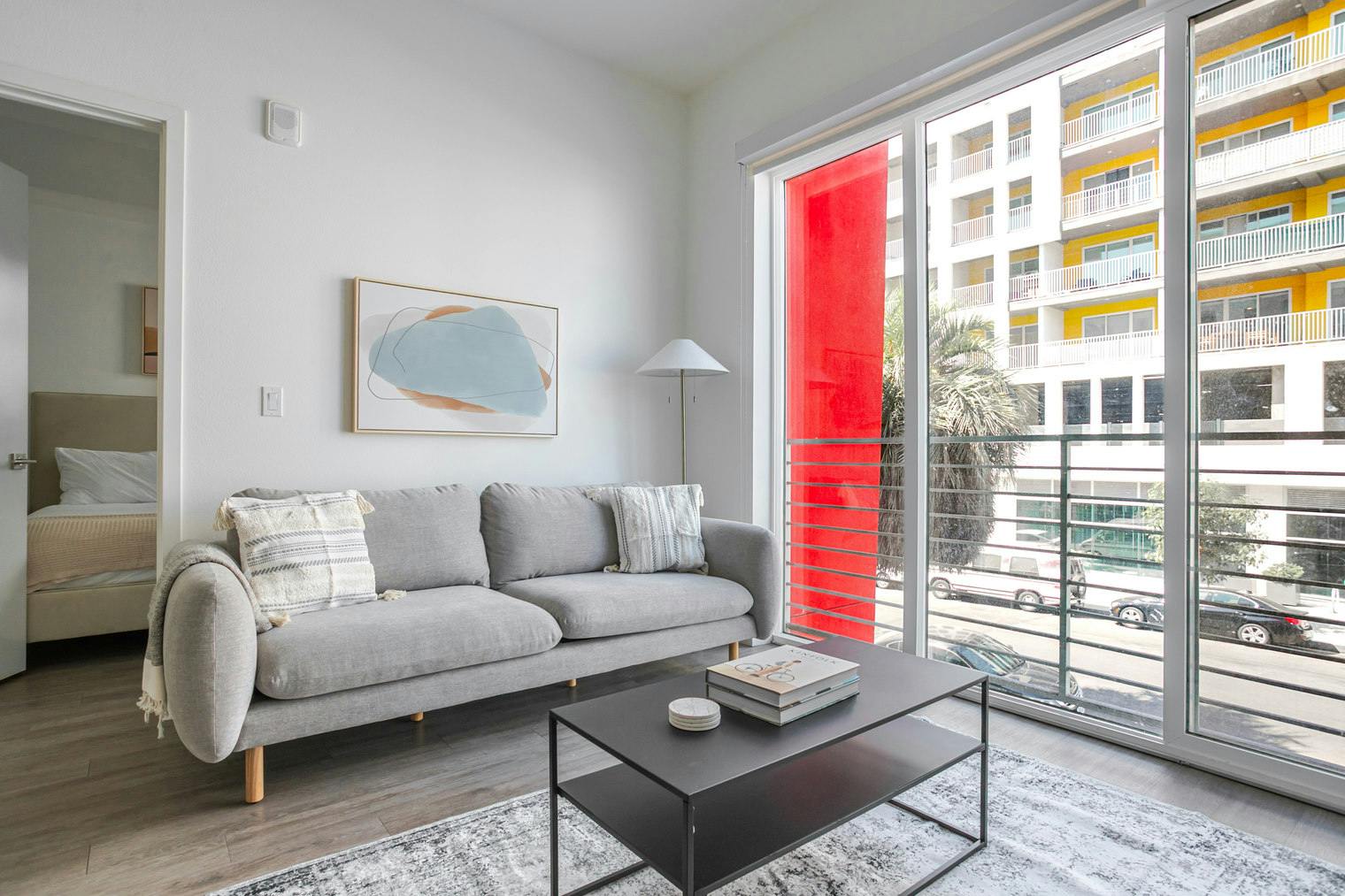 Mieszkanie do wynajęcia za $5,377 miesięcznie w mieście Los Angeles, Serrano Avenue