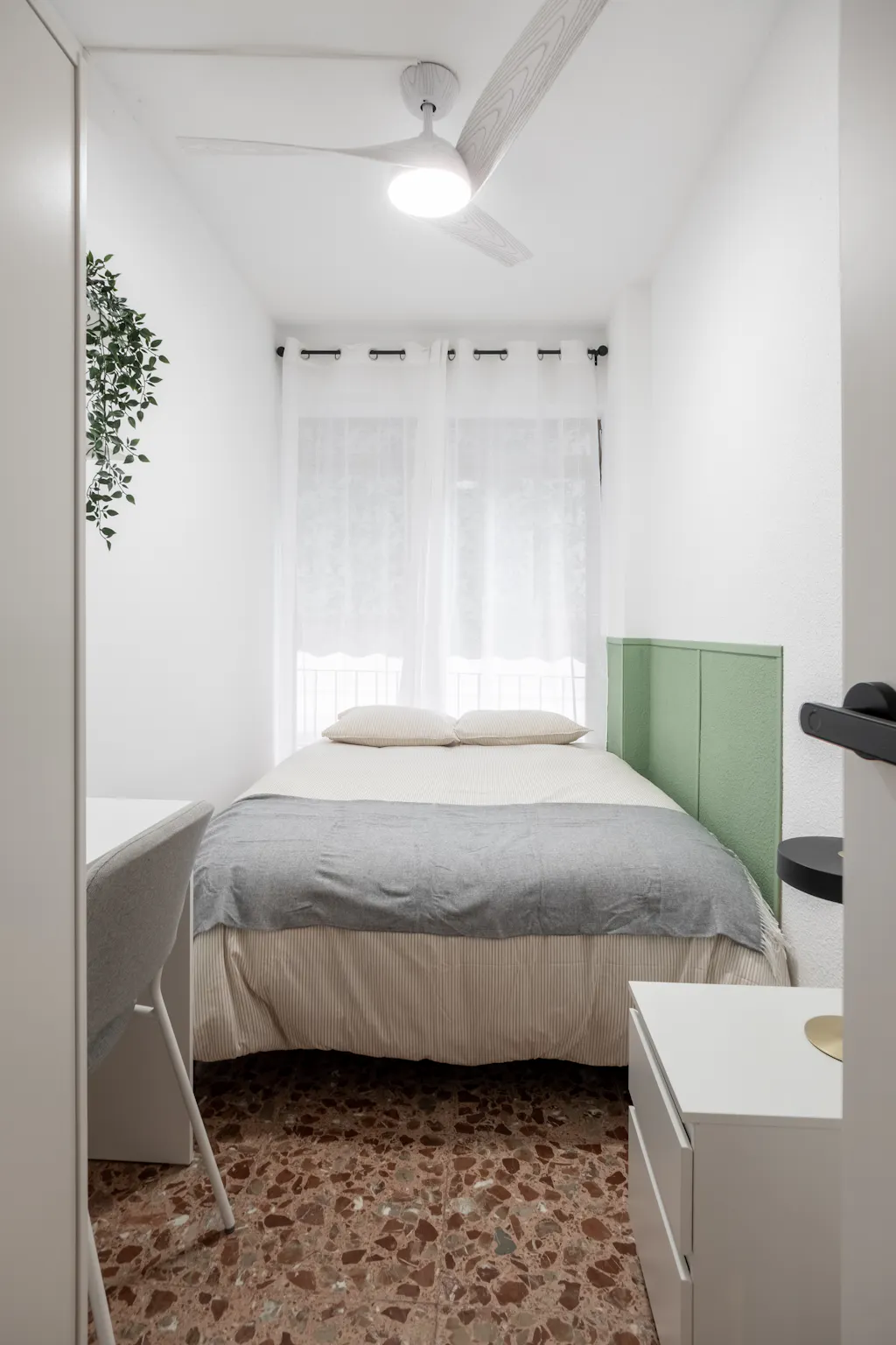 Private room in Carrer Lira, Alicante 4