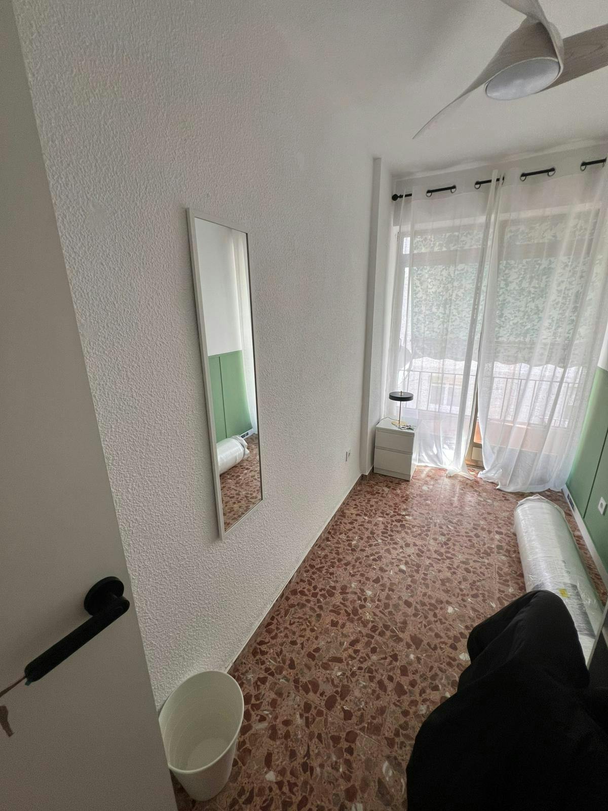 Private room for rent for €300 per month in Alicante, Carrer Lira