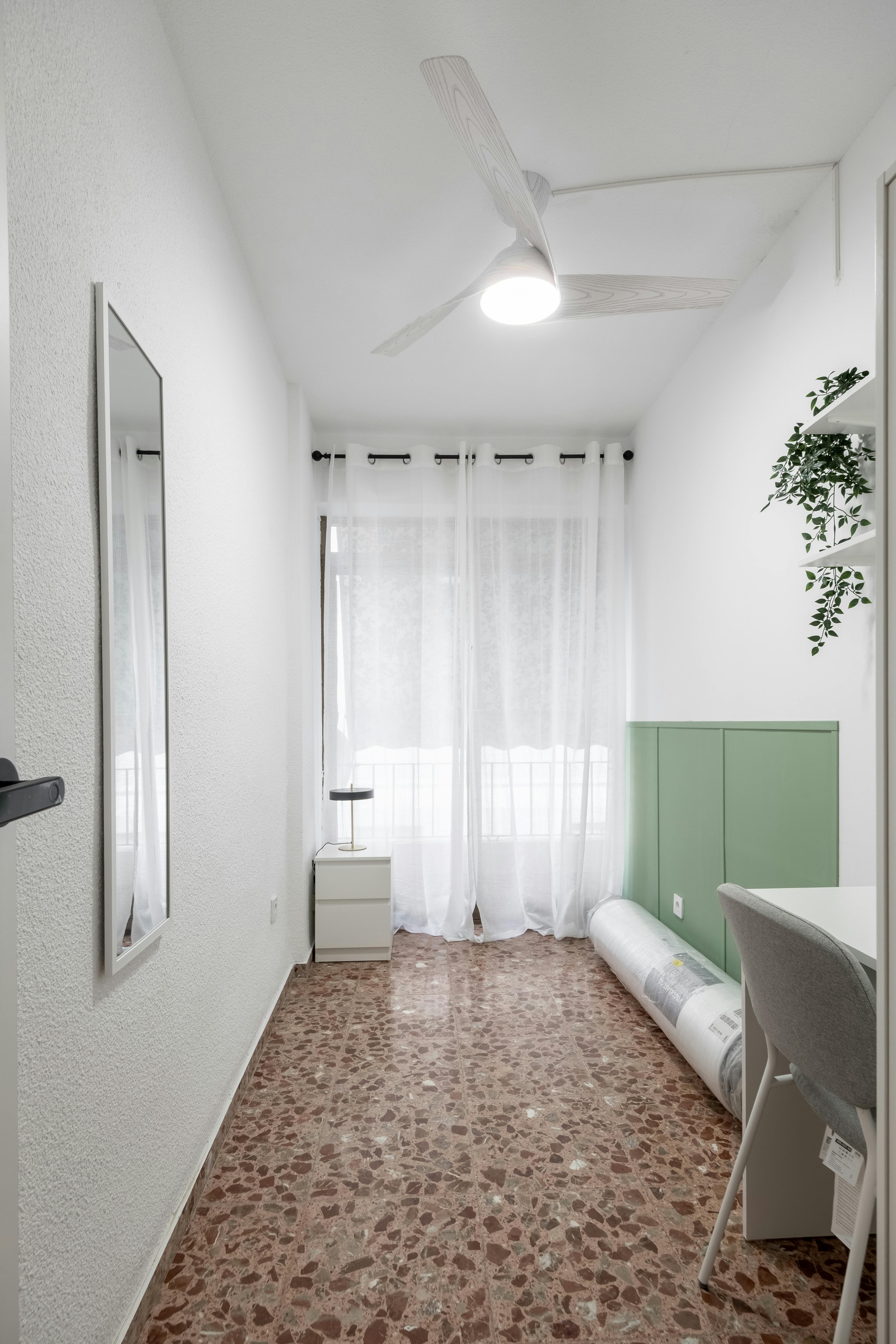 Private room for rent for €335 per month in Alicante, Carrer Lira